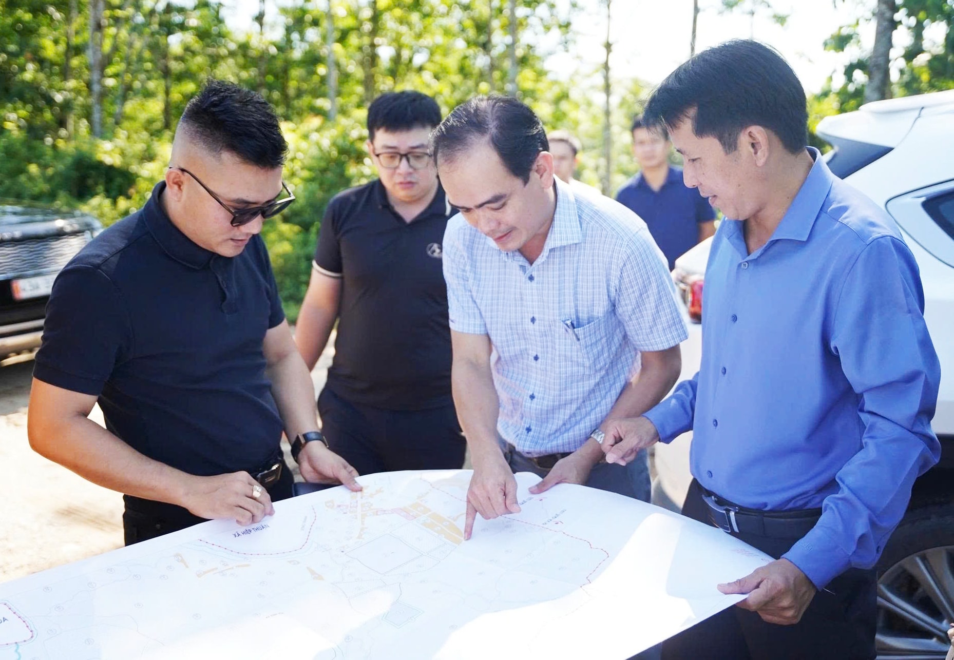 AZGroup khảo sát thực tế khu vực đầu tư nhà máy tại xã Hiệp Đức. Ảnh: VĂN LUẬN