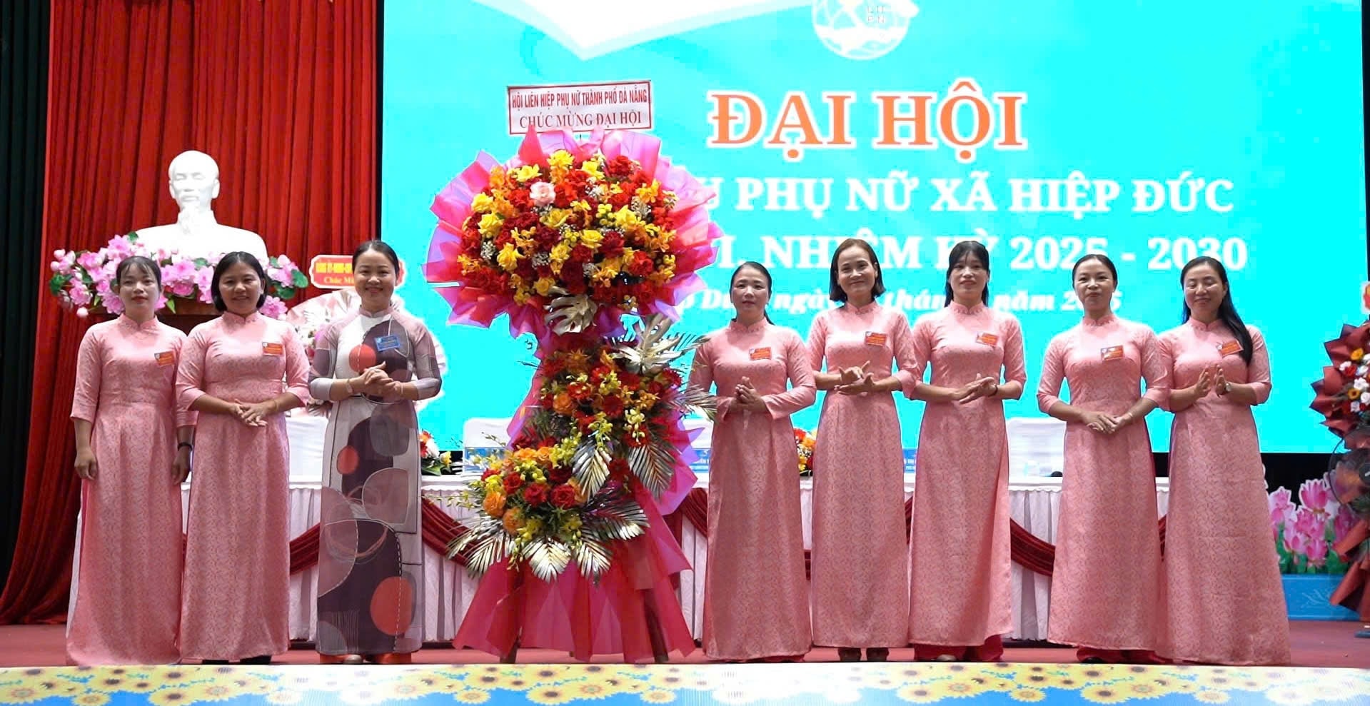 dong-chi-tran-thi-my-phuong-pho-chu-tich-hoi-lhpn-thanh-pho-da-nang-tang-hoa-chuc-mung-dai-hoi(1).jpg