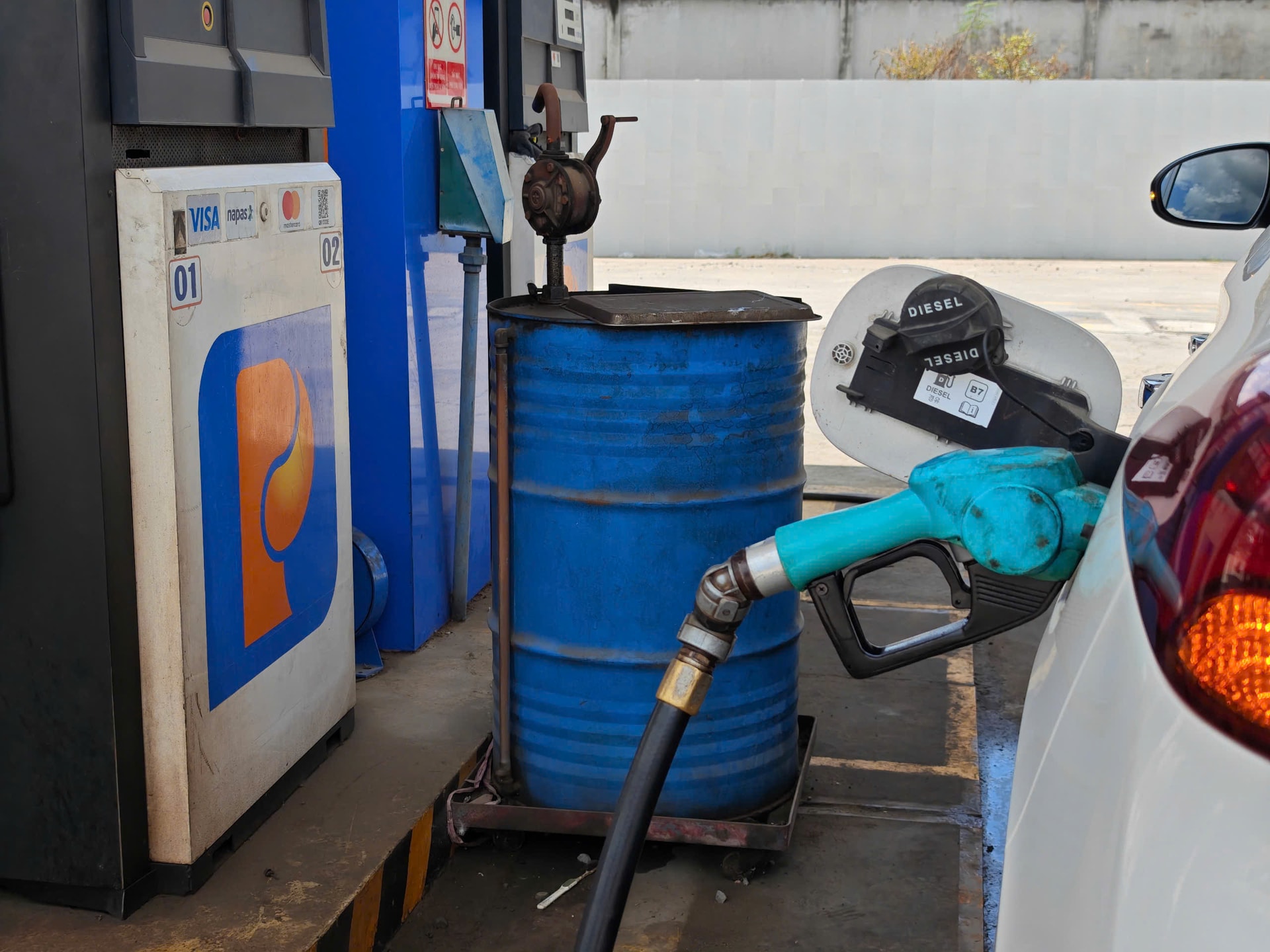 Giá xăng dầu hôm nay 26/9: Quay đầu giảm