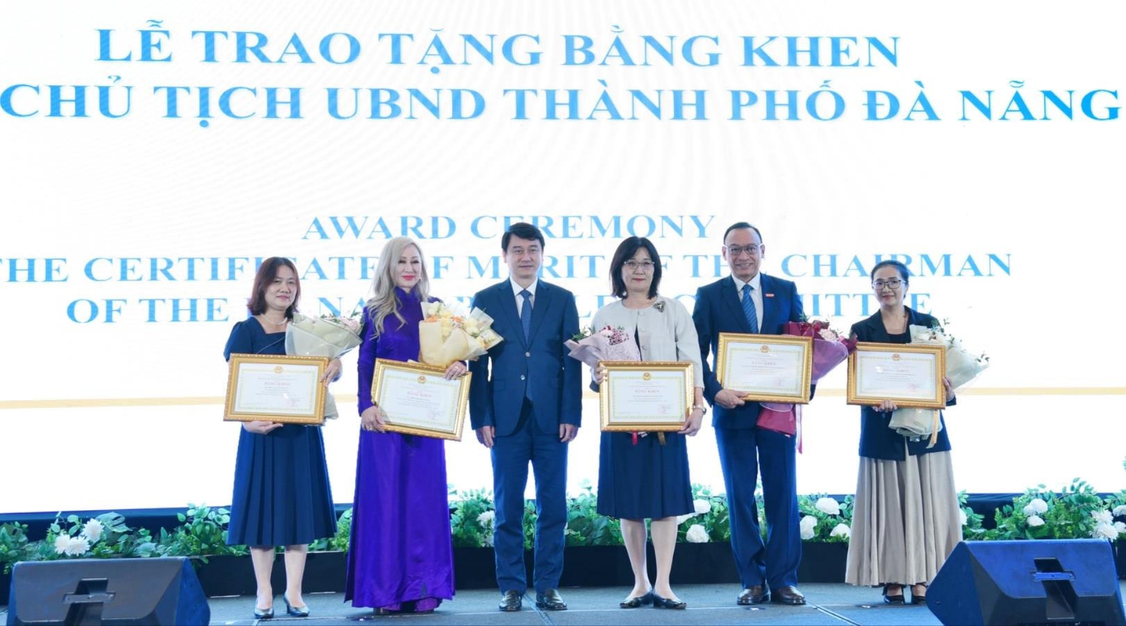 រដ្ឋមន្ត្រីក្រសួងអប់រំ និងបណ្តុះបណ្តាល ប្រគល់ប័ណ្ណសរសើរ (១.jpg