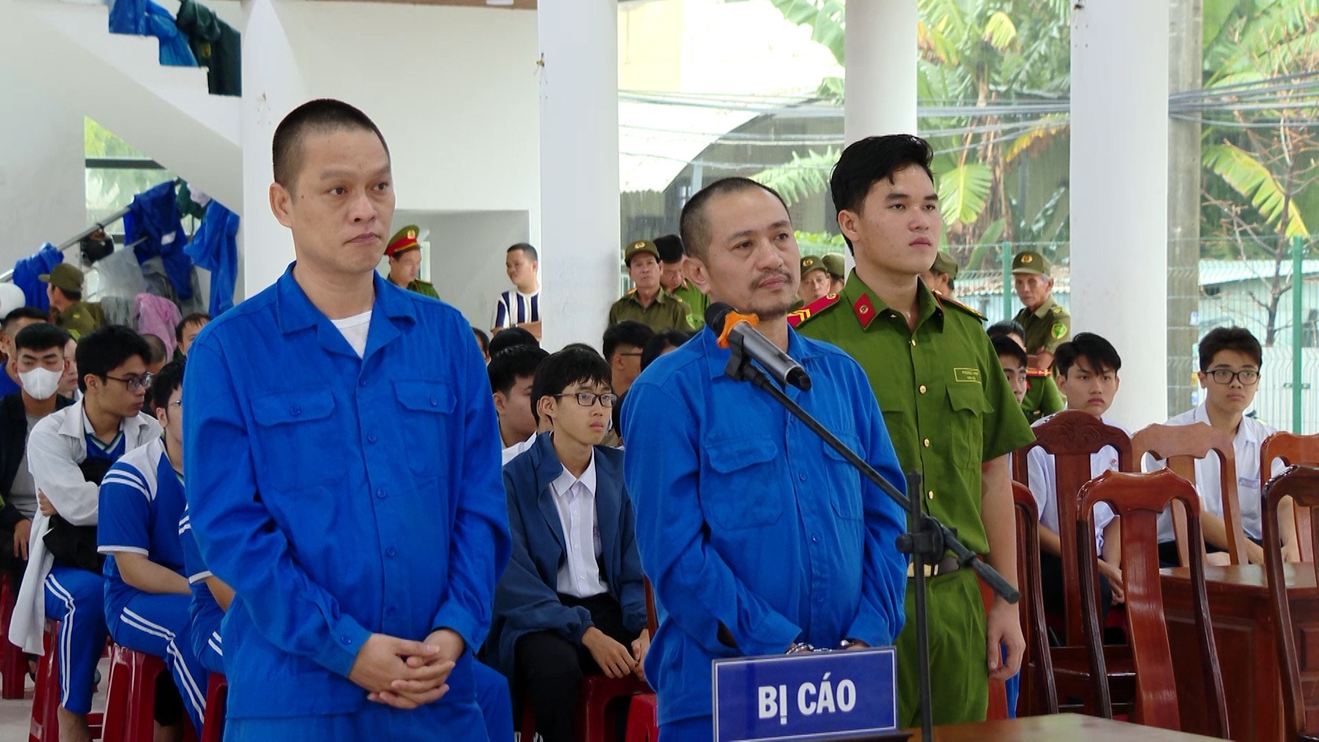 ANH HAI BI CAO TAI PHIEN TOA