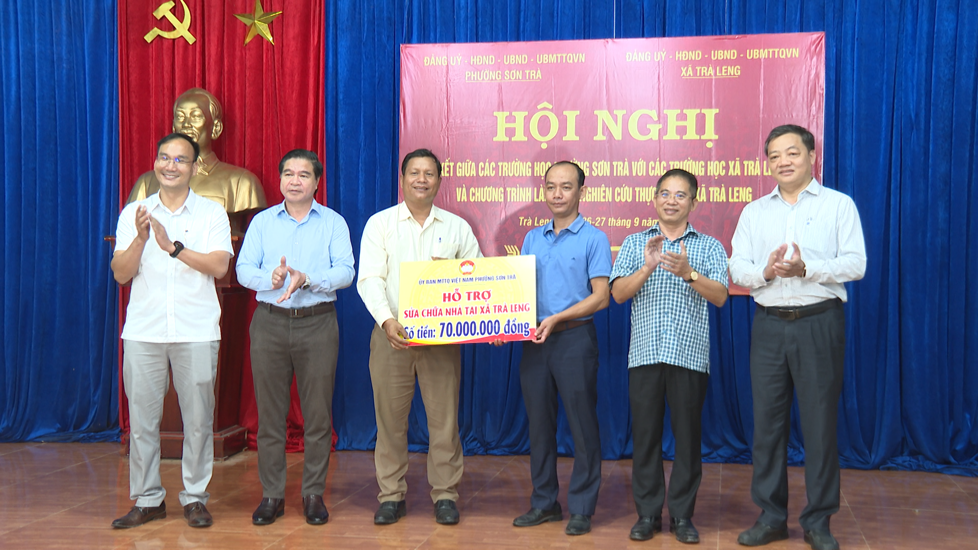 Lãnh đạo phường Sơn Trà trao kinh phí xoá nhà tạm tại xã Trà Leng