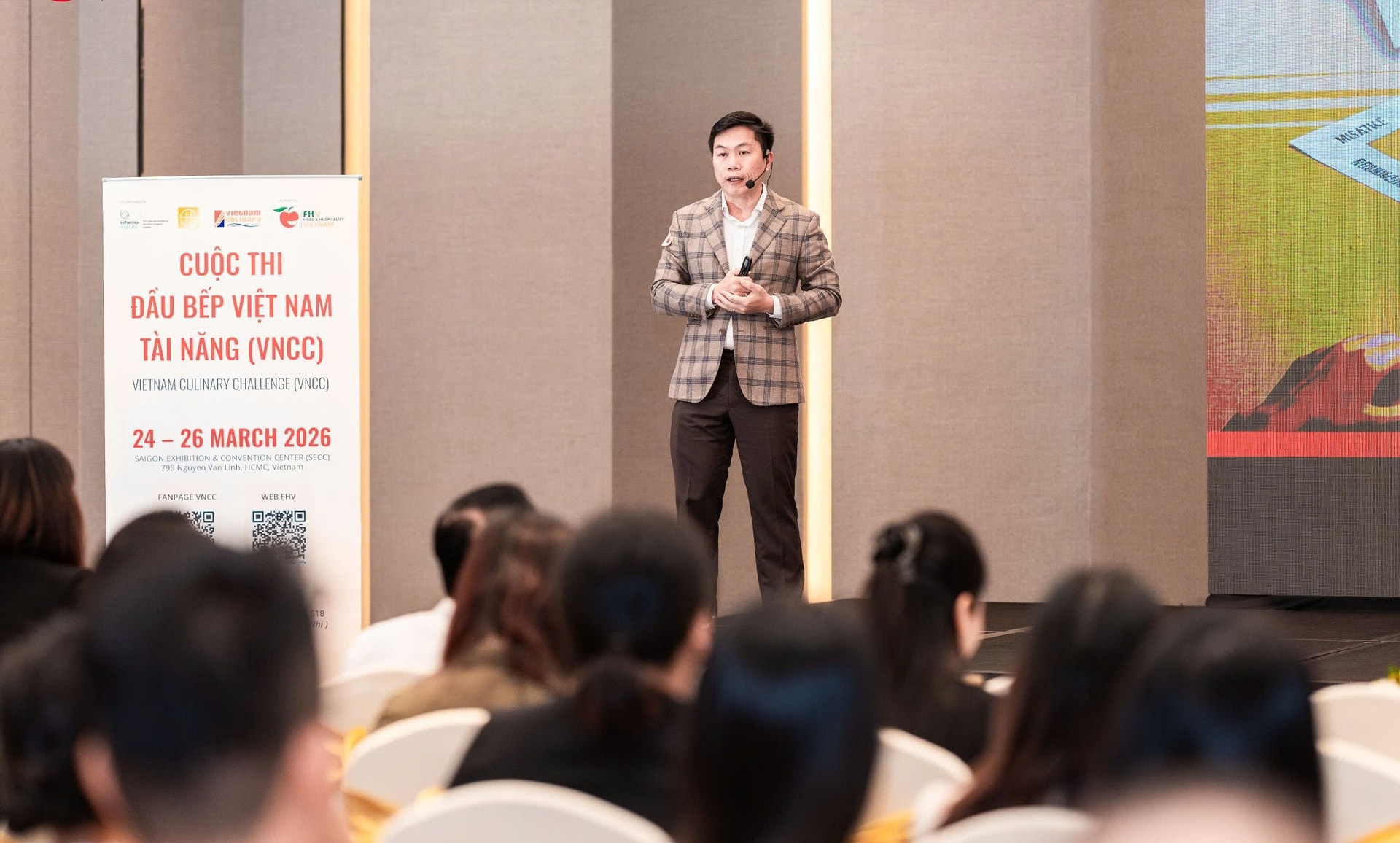 Diễn giả Lê Thái Hoàng, người sáng lập chuỗi nhà hàng Thai Market chia sẻ tại hội thảo