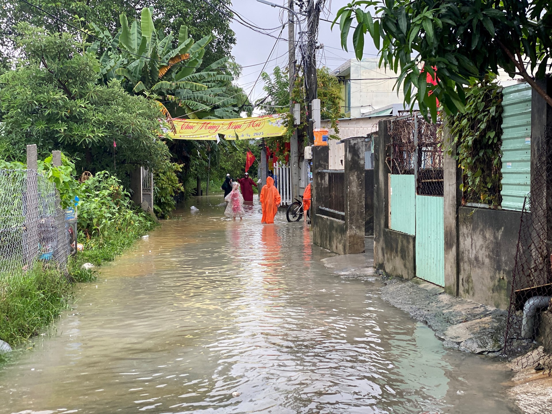 Các khu dân cư hai bên đường Mẹ Suốt ngập cục bộ trong bão Bualoi. Ảnh: C.P.