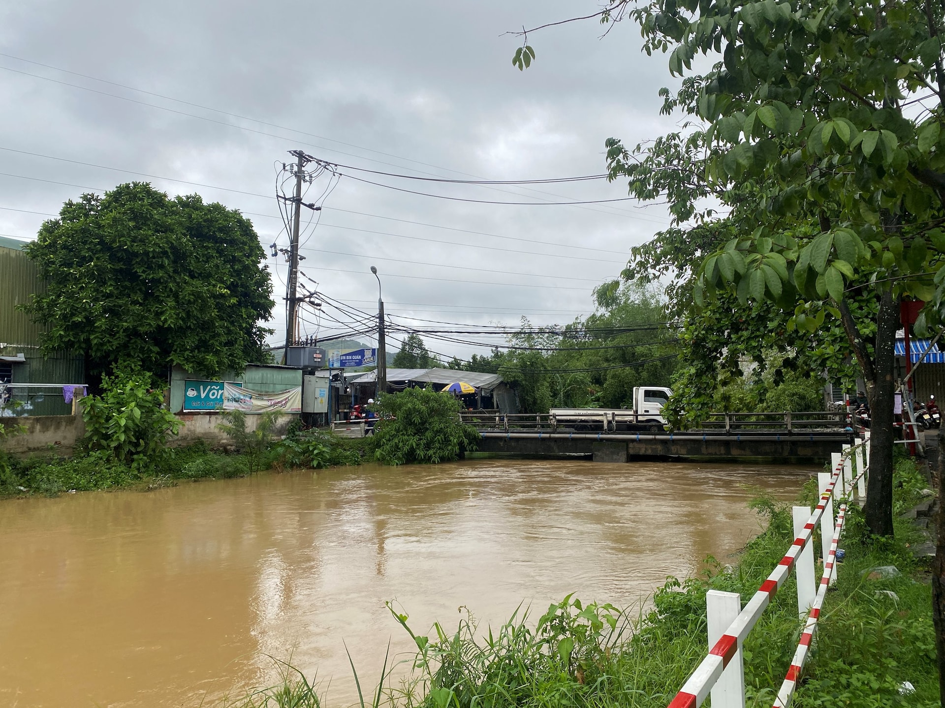 Cầu Đa Cô lưng nước trong những đợt mưa đầu tiên do ảnh hương bão Bualoi - Ảnh: C.P.