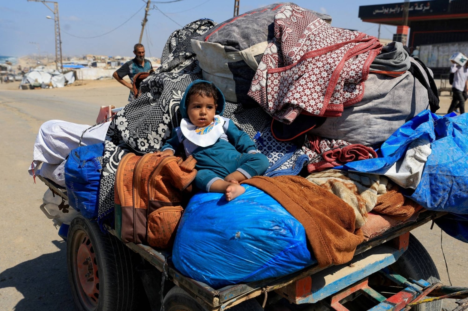Người Palestine phải rời bỏ nhà cửa ở miền bắc Gaza do xung đột. Ảnh: Reuters