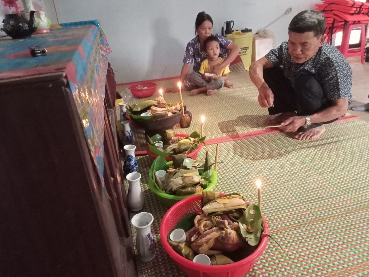 Cúng Tết ngã rạ. Ảnh VĂN PHIN