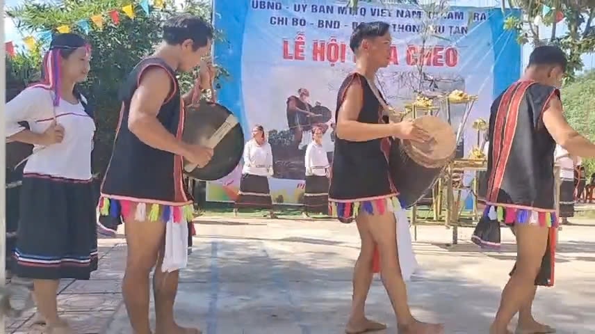 Phục hồi lễ hội múa cheo. Ảnh VĂN PHIN