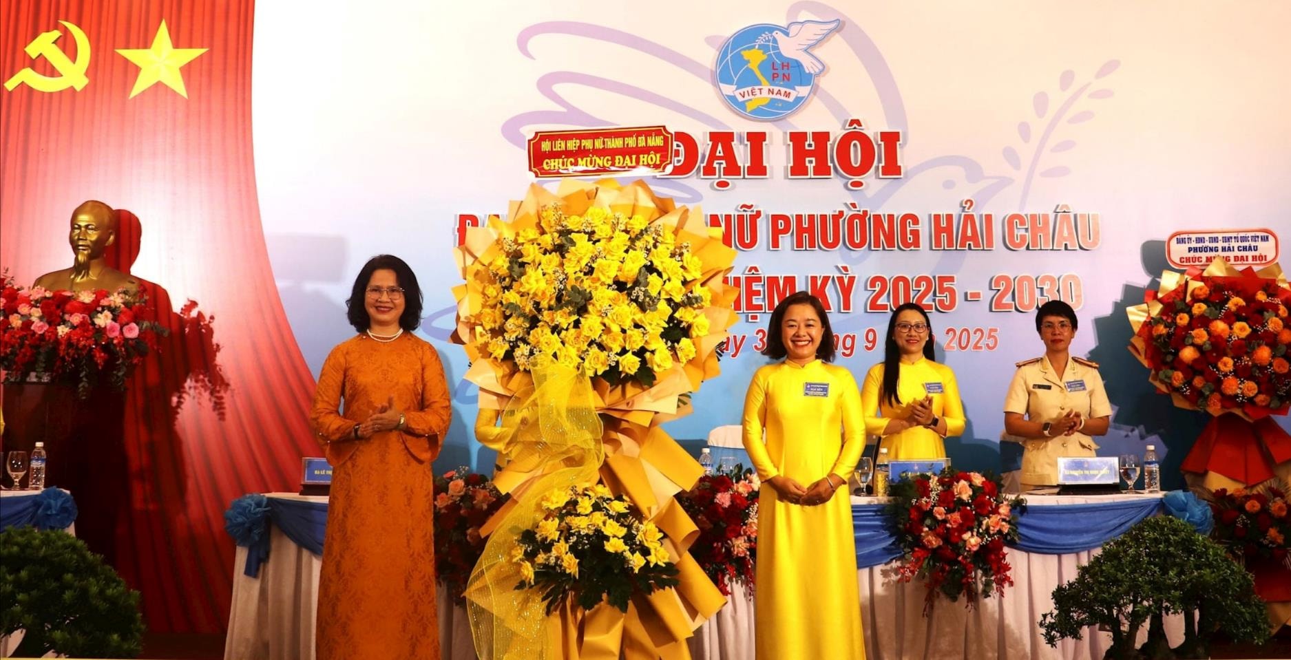 Phó Chủ tịch Ủy ban MTTQ Việt Nam thành phố Đà Nẵng, Chủ tịch Hội Liên hiệp Phụ nữ thành phố Hoàng Thị Thu Hương (bên trái) tặng hoa chúc mừng đại hội. Ảnh: NGỌC HÀ