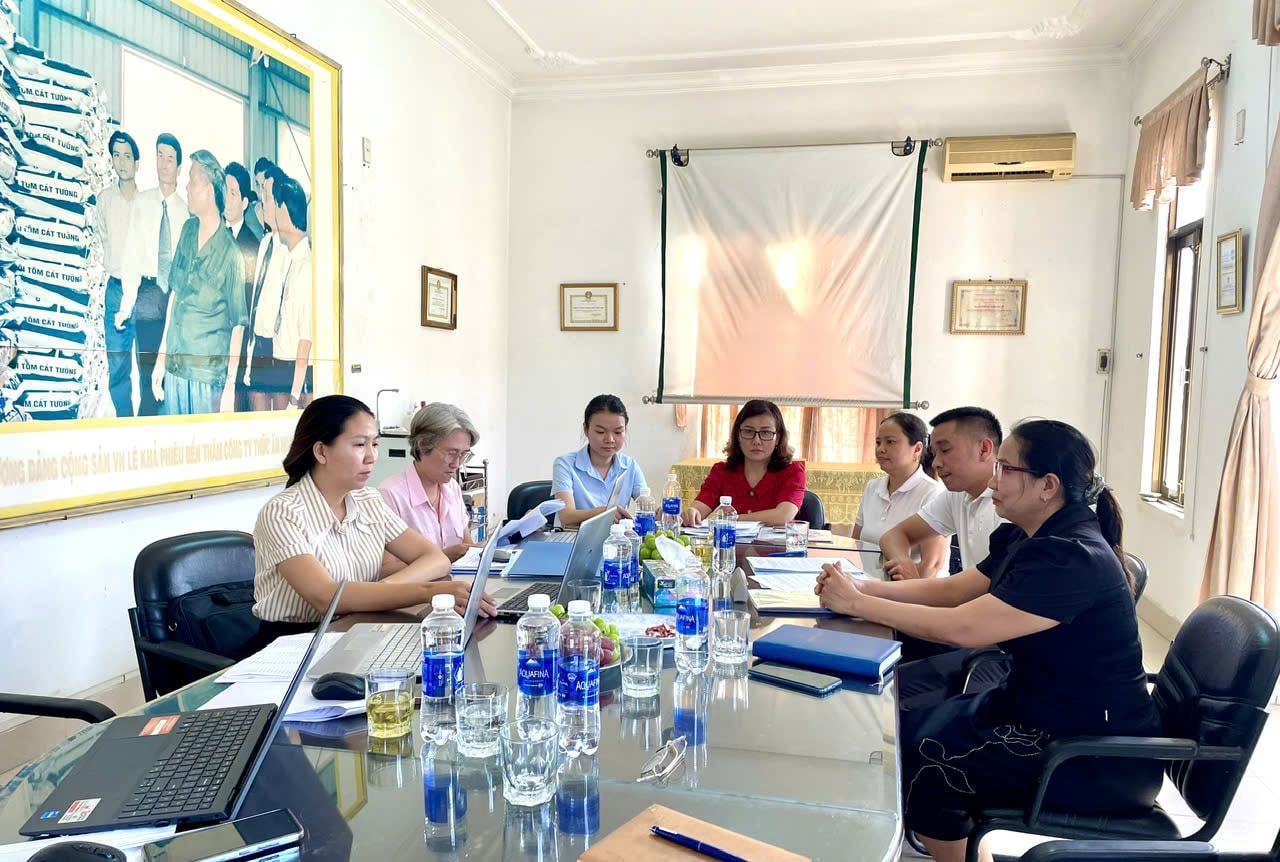 The Supervisory Delegation of the City Labor Federation supervises the implementation of legal regulations in 2025 at A Viet Insurance Company Limited. Photo: Labor Federation