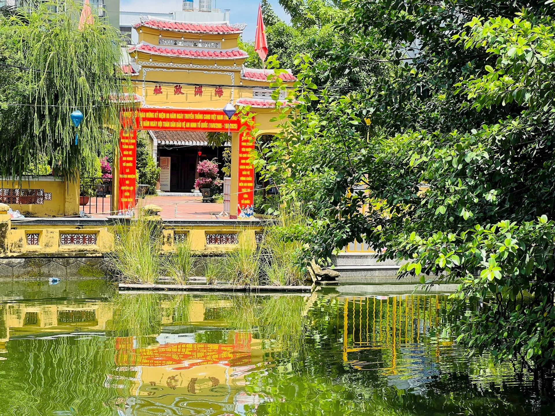 bong-nuoc-in-hinh-cong-tam-quan.jpg