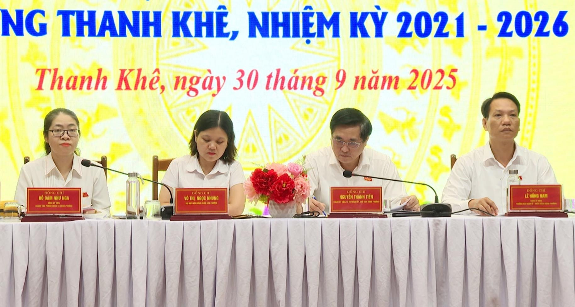 Các đại biểu HĐND lâm thời phường Thanh Khê lắng nghe kiến nghị của cử tri. Ảnh: VĂN HÙNG