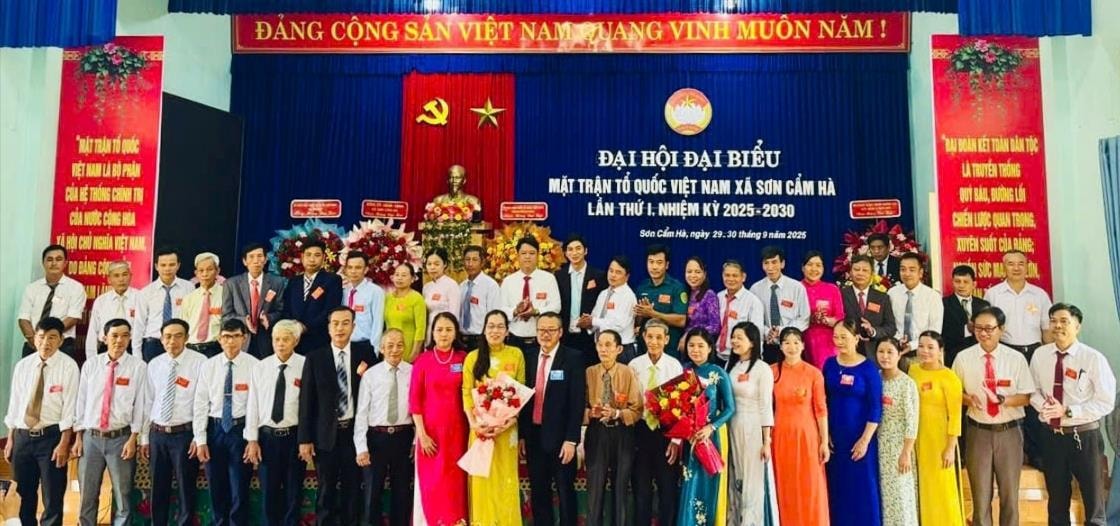 Ra mắt Ủy ban MTTQ Việt Nam xã Sơn Cẩm Hà nhiệm kỳ 2025 - 2030. Ảnh: H.T