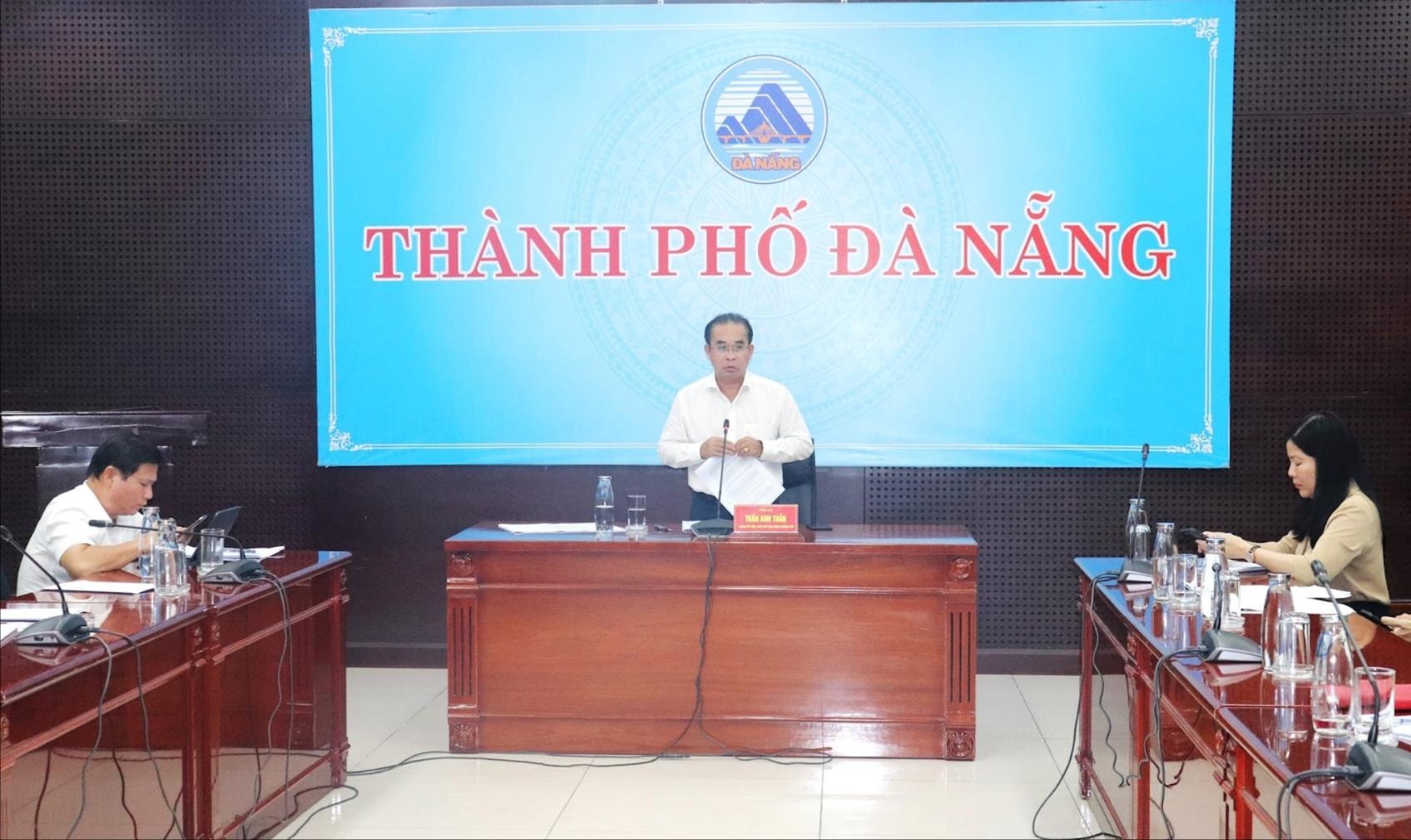 អនុប្រធានគណៈកម្មាធិការប្រជាជនទីក្រុង លោក Tran Anh Tuan បានសង្កត់ធ្ងន់ថា នេះជាគម្រោងសំខាន់ដែលត្រូវអនុវត្តឲ្យបានឆាប់រហ័ស ដើម្បីធានាការអប់រំដល់សិស្សានុសិស្សនៅតំបន់ភ្នំ។ រូបថត៖ NGOC HA