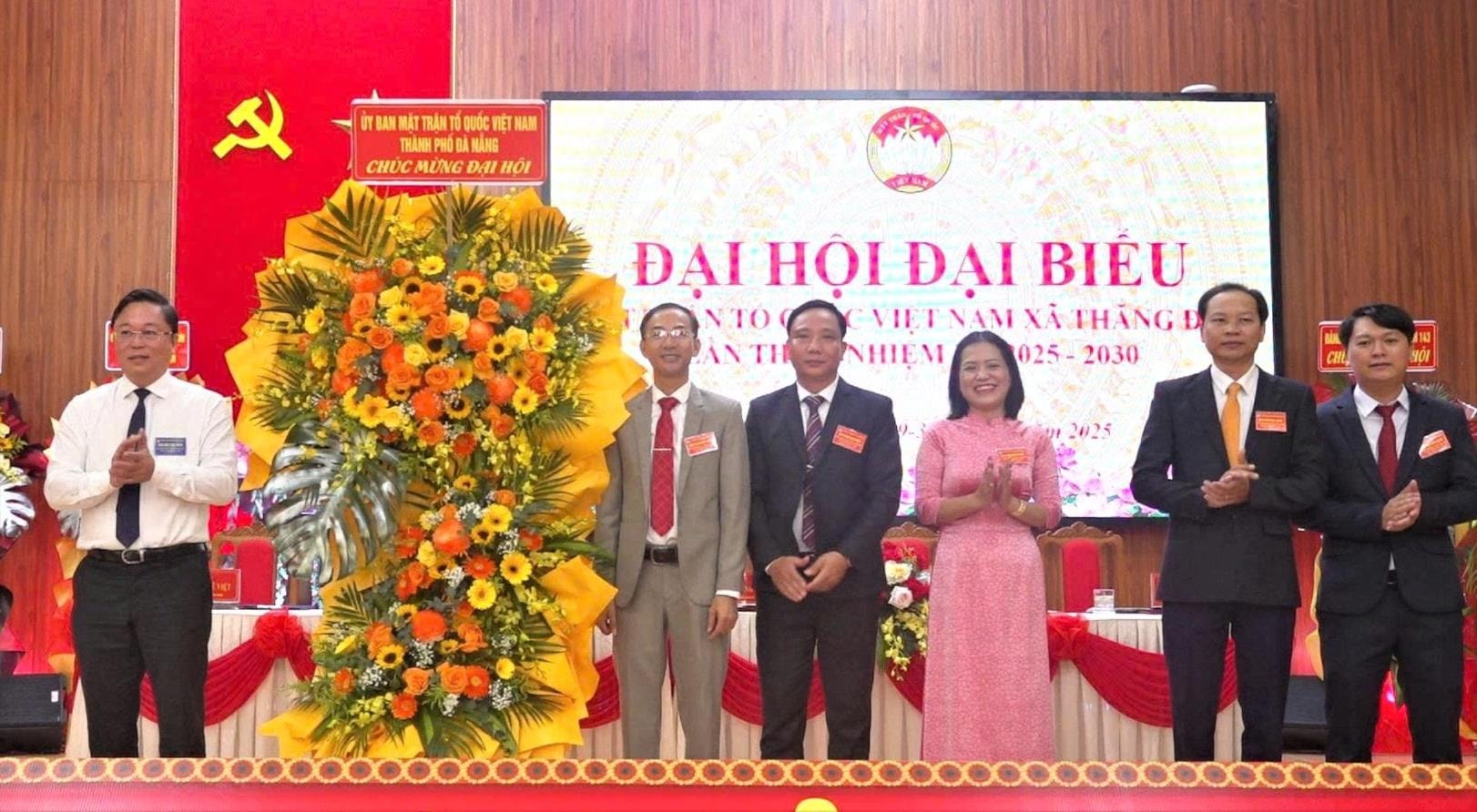 Chủ tịch Ủy ban MTTQ Việt Nam thành phố Lê Trí Thanh (bên trái) tặng hoa chúc mừng đại hội. Ảnh: GIANG BIÊN
