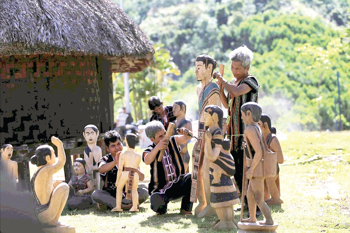 Nghệ thuật điêu khắc tượng nhà mồ của người Cơ Tu. Ảnh: LÊ TRỌNG KHANG