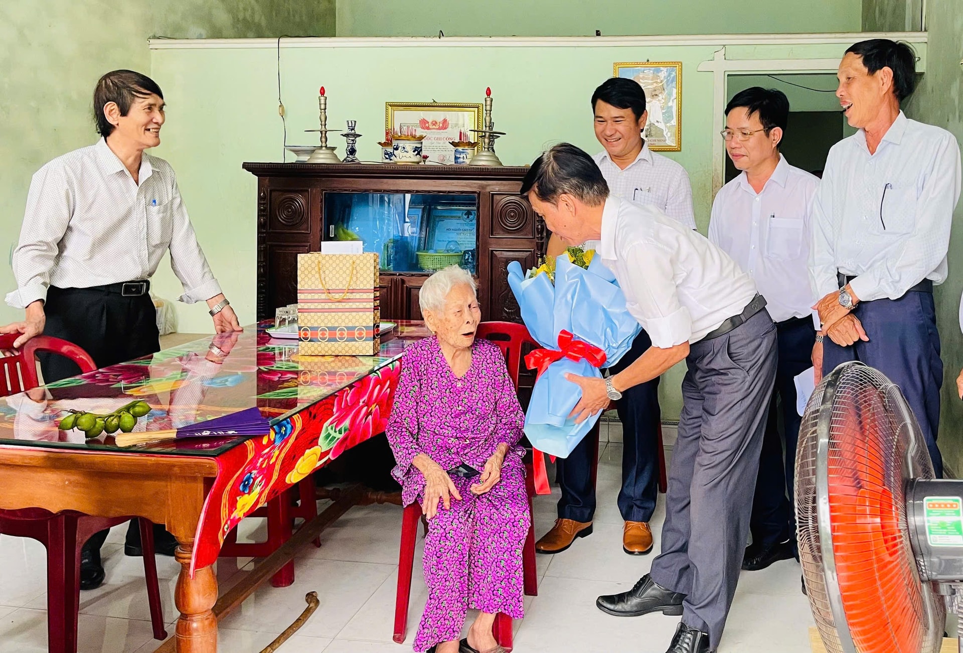 ថ្នាក់ដឹកនាំសមាគមមនុស្សចាស់ក្នុងក្រុង និងសង្កាត់លៀងចៀវ ជូនអំណោយដល់មនុស្សចាស់អាយុចាប់ពី១០០ឆ្នាំឡើងទៅ។ រូបថត៖ HUY HOANG