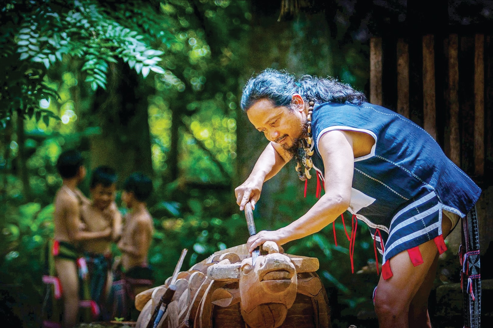 Già làng Alăng Đợi và nghệ thuật điêu khắc Cơ Tu. Ảnh: LÊ TRỌNG KHANG