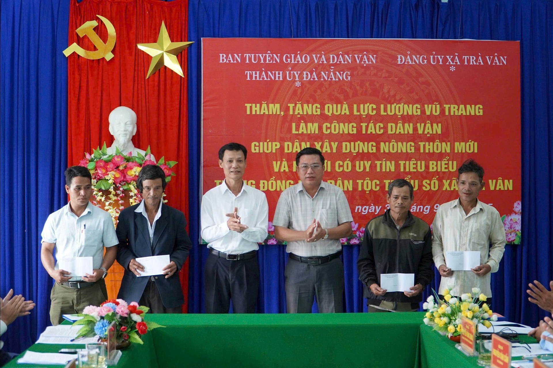 Đoàn Công tác tặng quà người có uy tín trong đồng bào dân tộc thiểu số.