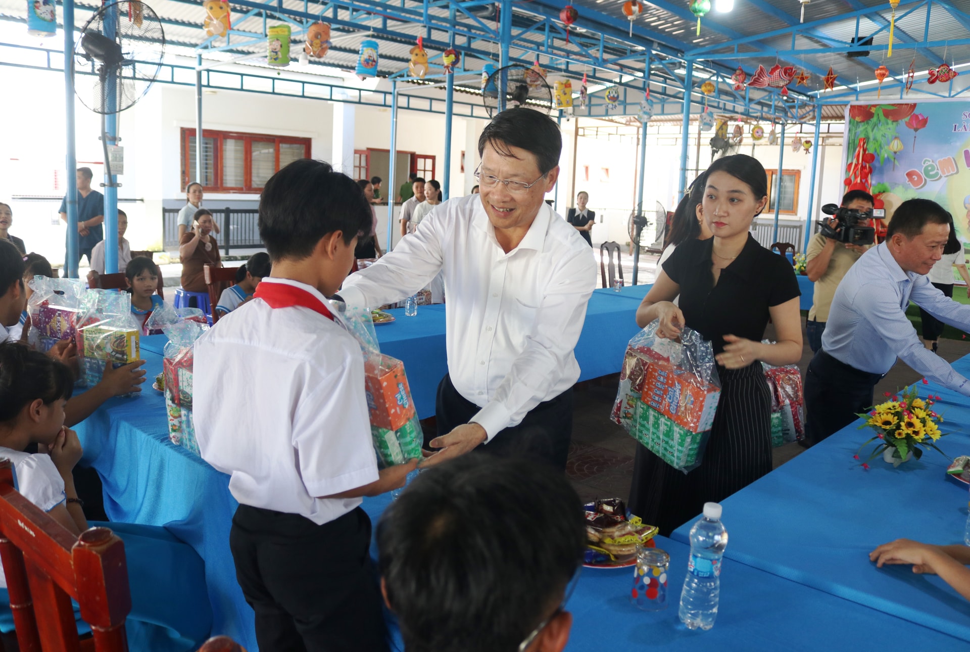 អនុលេខាគណៈកម្មាធិការបក្សទីក្រុង លោក Ngo Xuan Thang ប្រគល់អំណោយពិធីបុណ្យពាក់កណ្តាលរដូវស្លឹកឈើជ្រុះដល់កុមារនៅភូមិ Hoa Binh ខេត្ត Quang Nam។ រូបថត៖ HOANG LIEN