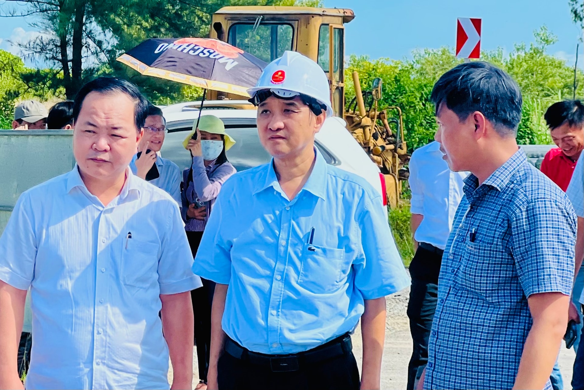 Vice Chairman of the City People's Committee Le Quang Nam surveyed the planning location of the Northwest Urban Area of Chu Lai Airport.