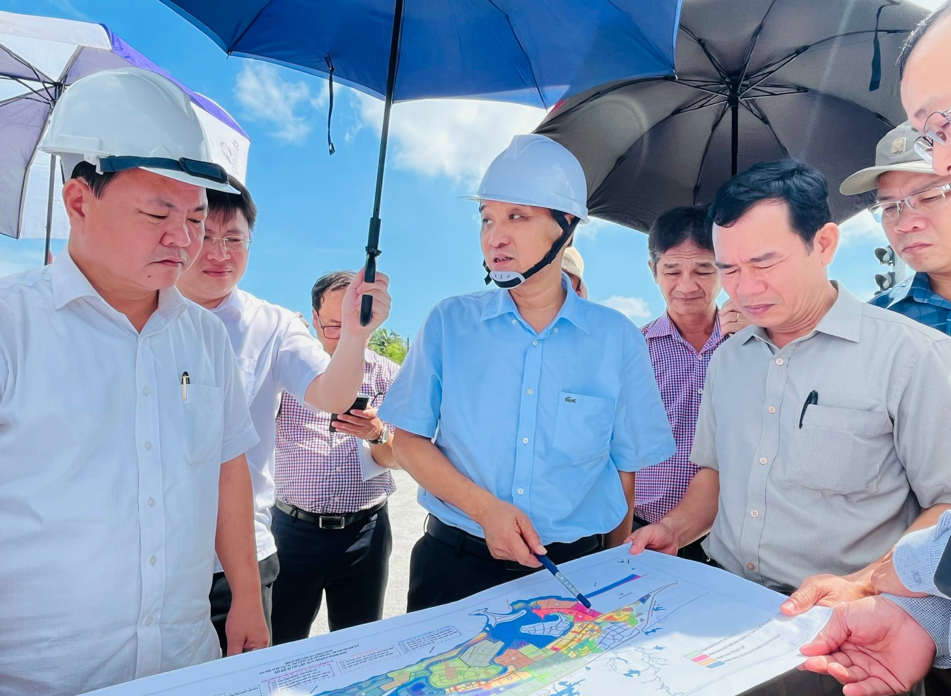 Phó Chủ tịch UBND thành phố Lê Quang Nam nghe báo cáo quy hoạch phân khu Khu công nghiệp công nghệ cao Thăng Bình.