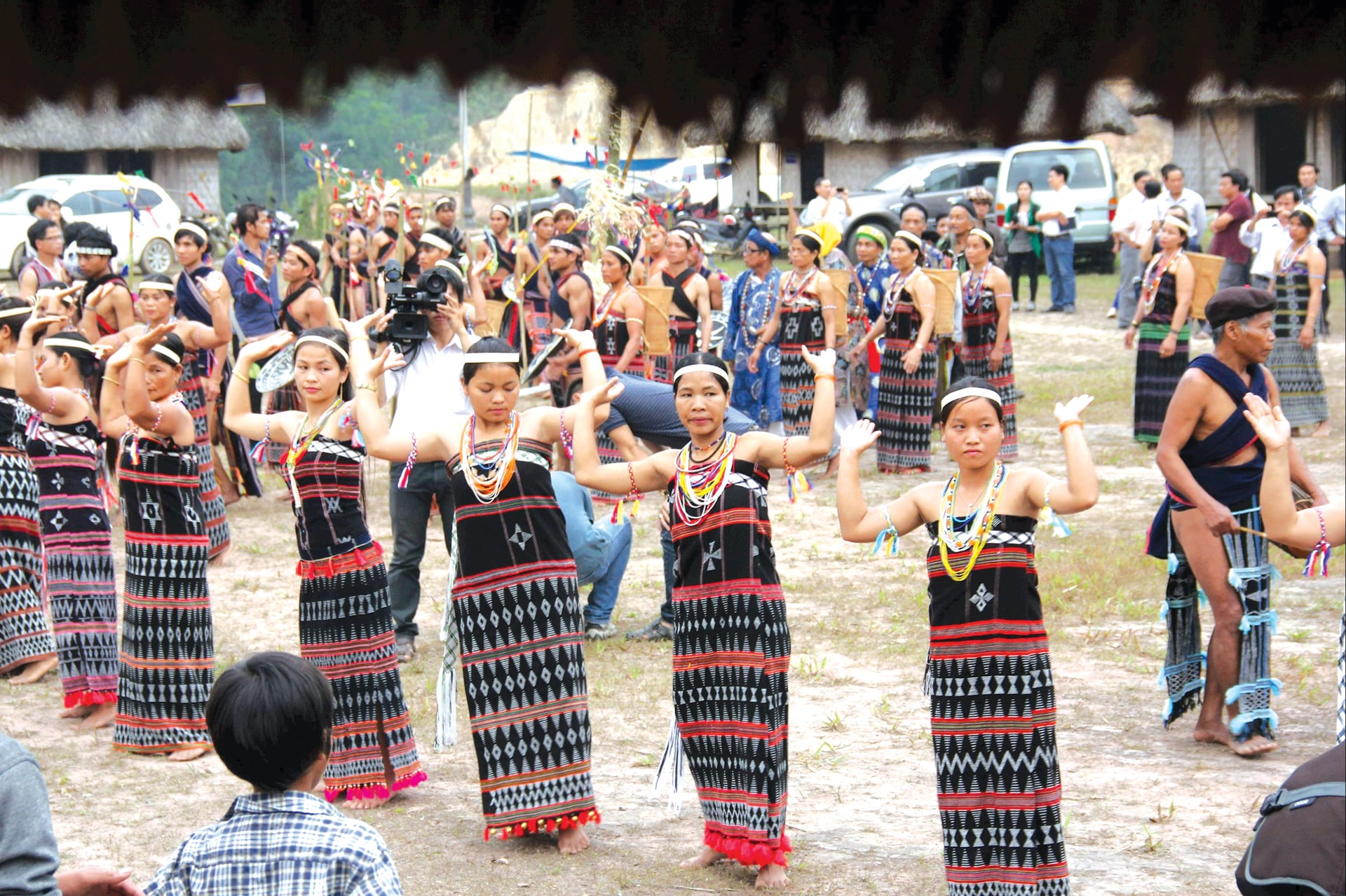 ផ្ទាំងក្រណាត់ចម្រុះពណ៌ក្នុងពិធីបុណ្យស្រូវថ្មីរបស់ប្រជាជន Co Tu នៅ Tay Giang។