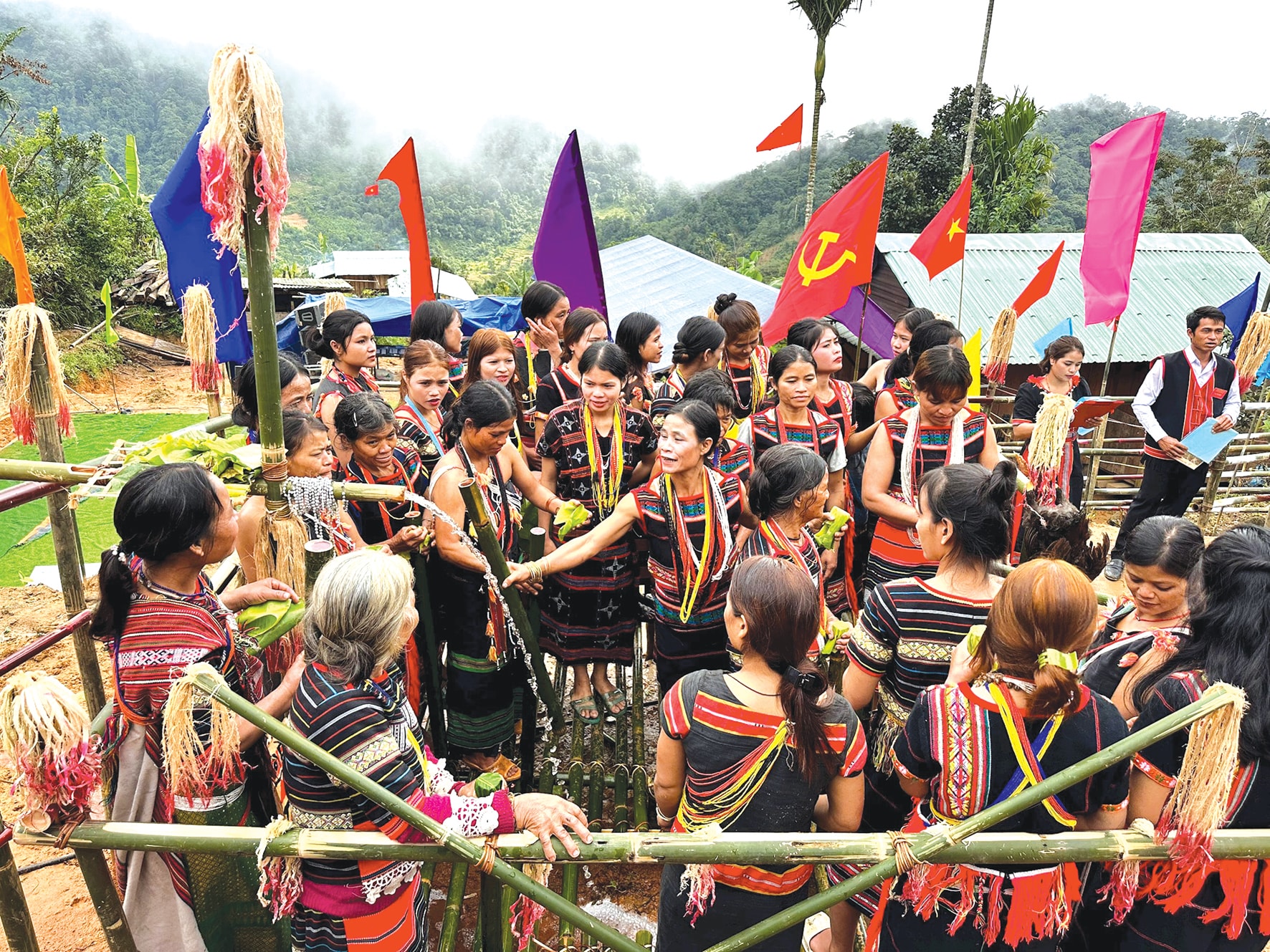 កម្រងផ្កាចម្រុះពណ៌របស់ជនរួមជាតិក្នុងពិធីគោរពប្រណិប័តន៍ទន្លេនៅតំបន់ Ngoc Linh។