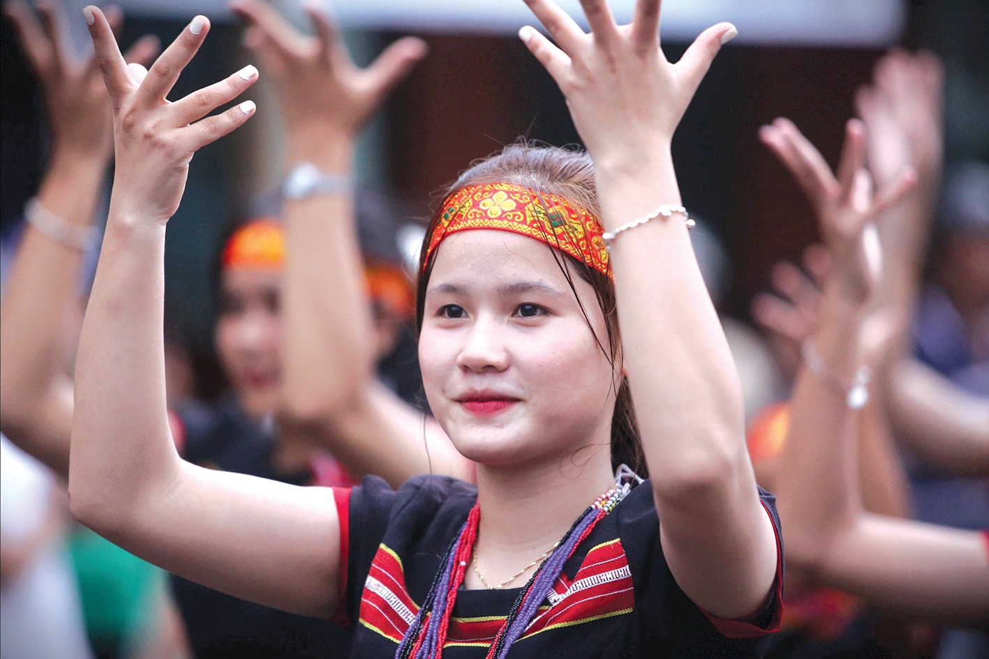 Brocade លេចឡើងក្នុងការសម្តែងវប្បធម៌ បង្កើតការទាក់ទាញដ៏អស្ចារ្យនៅក្នុងសហគមន៍។