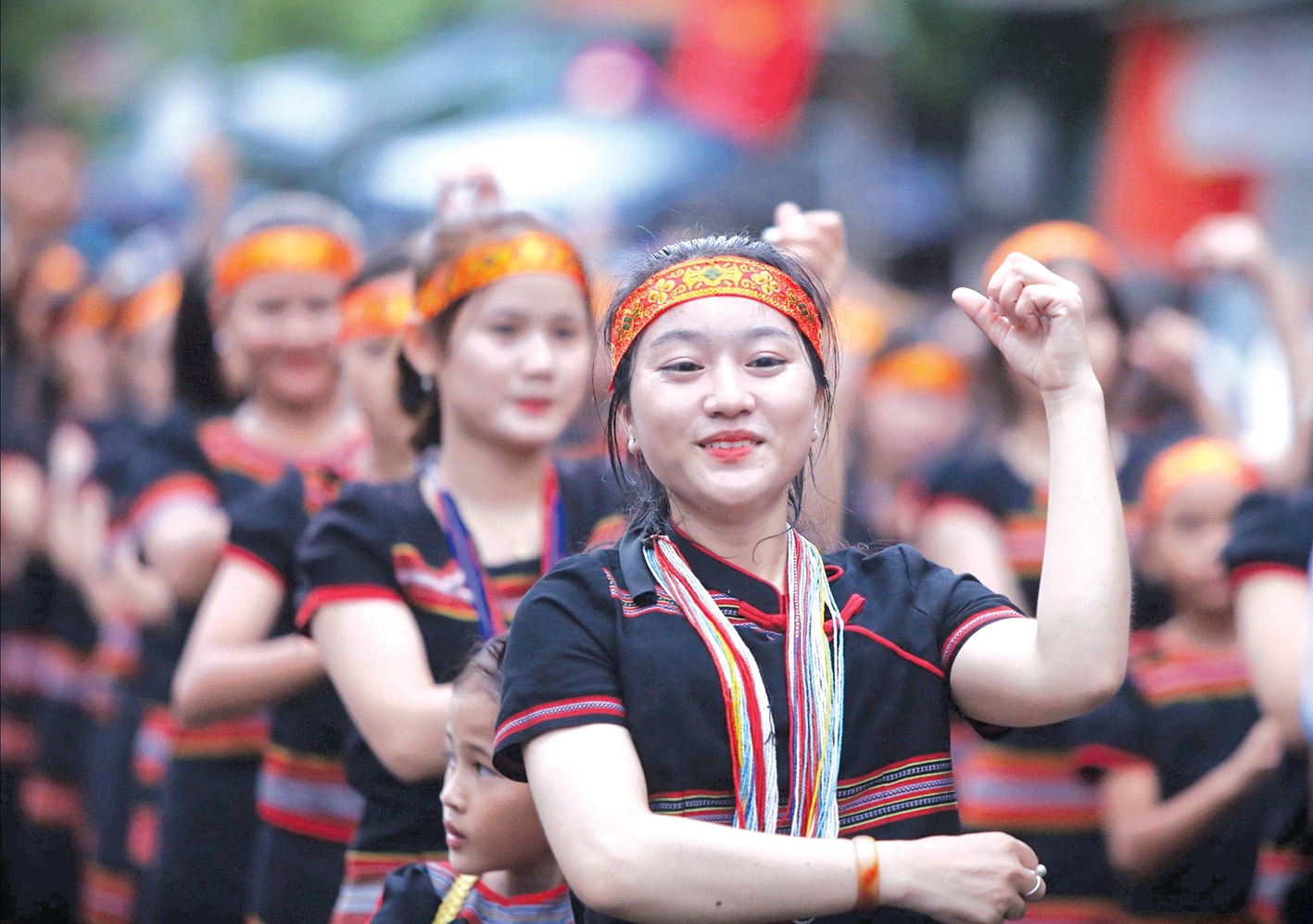 ក្មេងស្រីជនជាតិព្នងបញ្ចេញពន្លឺក្នុងឈុតប្រពៃណី។