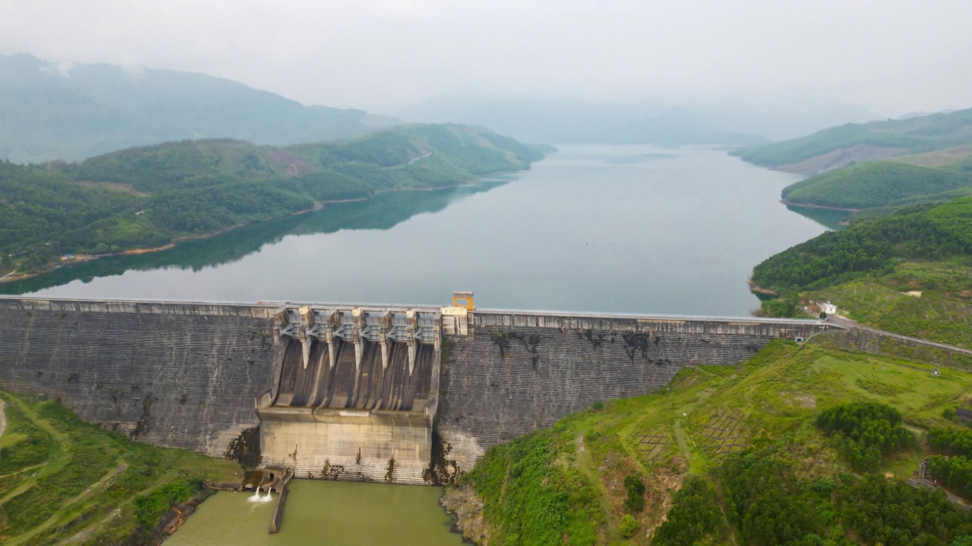 Công tác đảm bảo an toàn hồ chứa được các thủy điện hết sức chú trọng trong mùa mưa bão. Ảnh: Công trình đập thủy điện Sông Tranh 2.