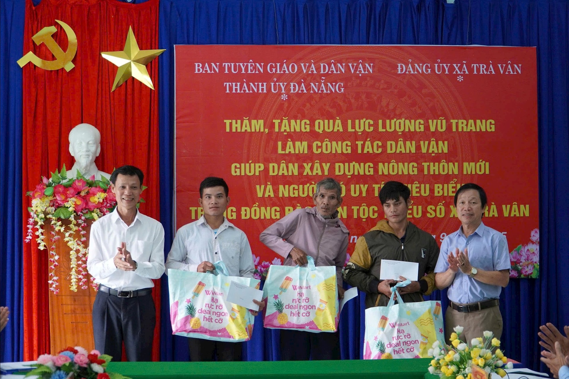 Tặng quà người dân xã.