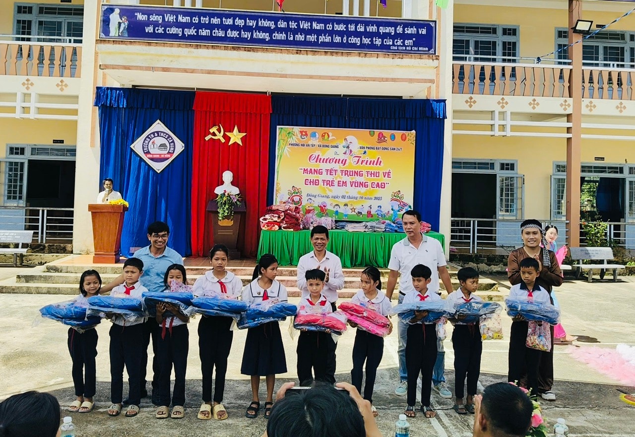 Representatives of Hoi An Tay ward and 247 Real Estate Office gave Mid-Autumn gifts to students of Za Hung Primary School.