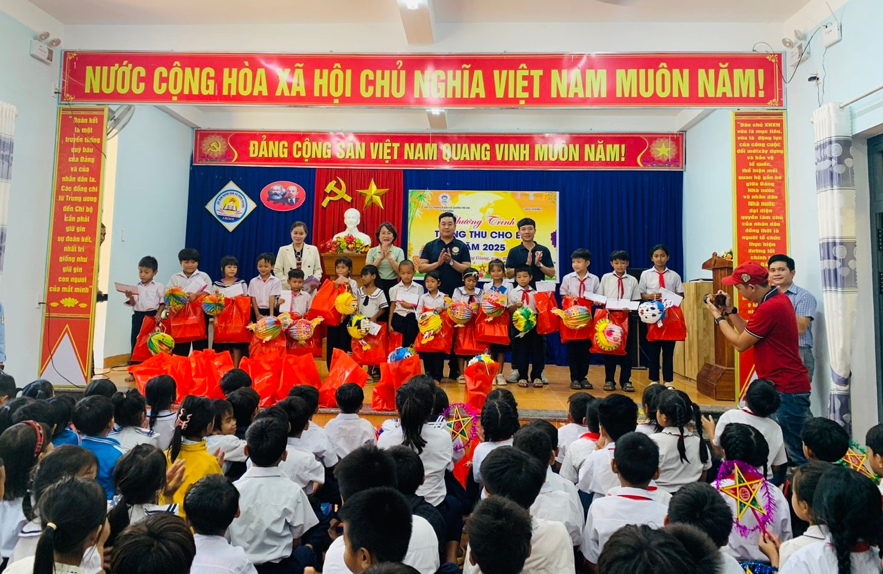Da Nang City Charity and Children's Rights Protection Association gives Mid-Autumn gifts to children in Dong Giang commune.