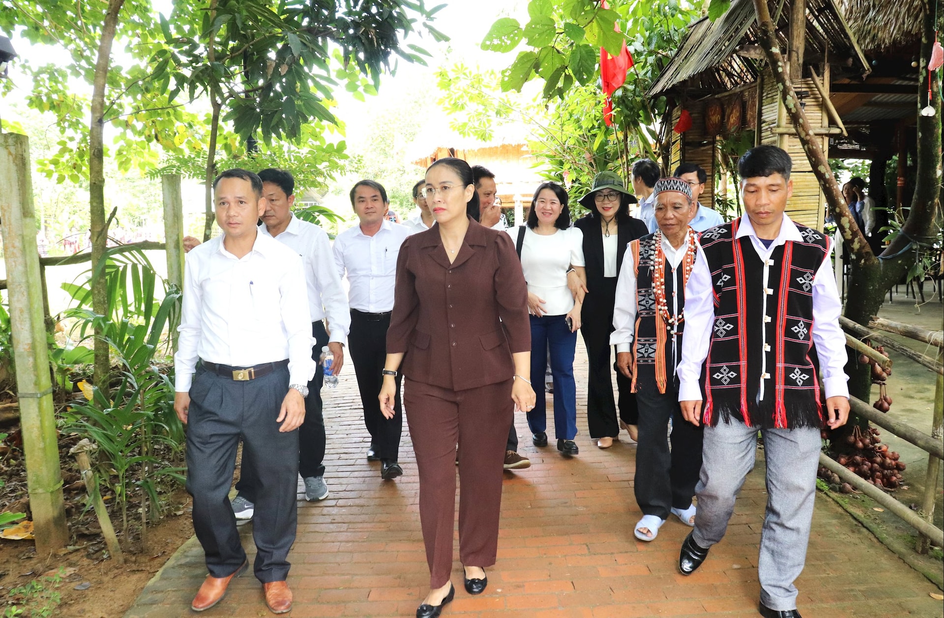 អនុប្រធានគណៈកម្មាធិការប្រជាជនទីក្រុង Nguyen Thi Anh Thi បានចុះអង្កេតភូមិទេសចរណ៍សហគមន៍ Bhohong (ឃុំ Song Kon)។ រូបថត៖ NGOC HA