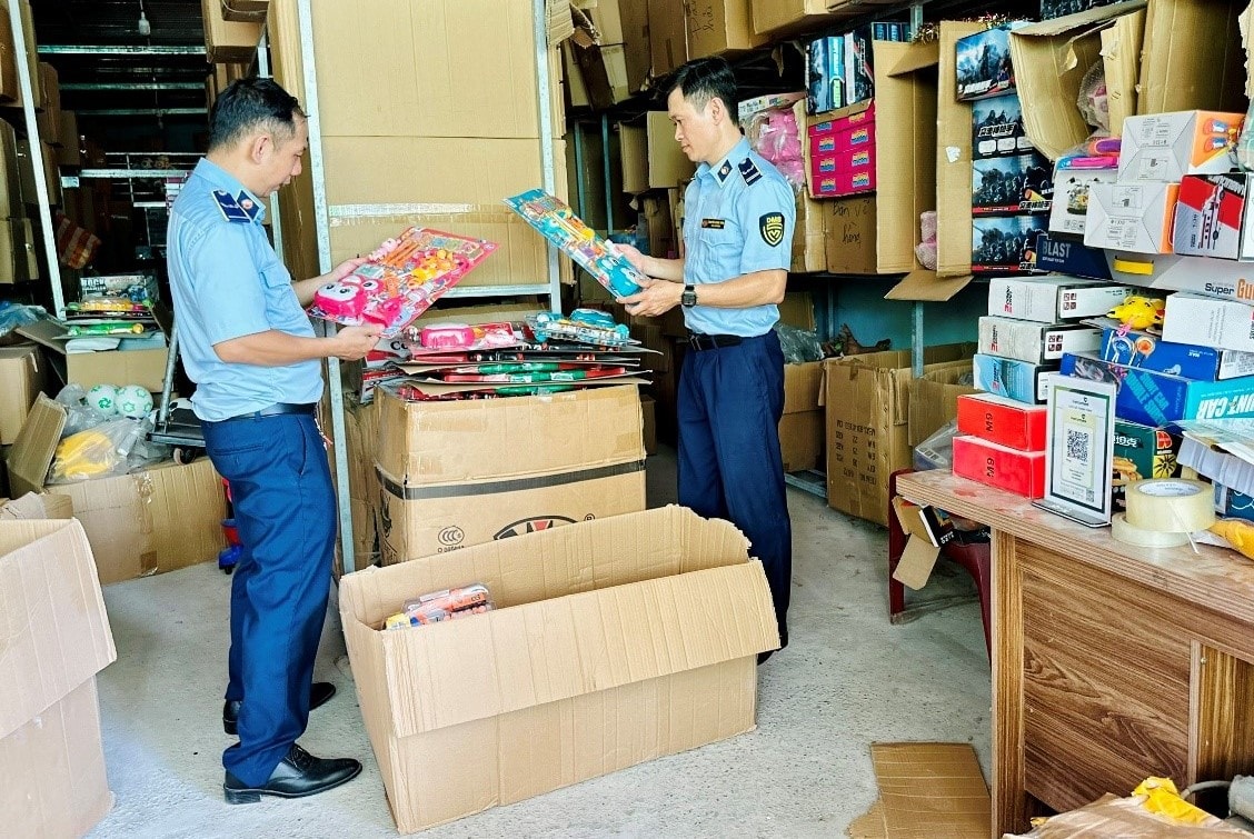 Đội Quản lý thị trường số 2 đãxử phạt hành chính 77 triệu đồng, tịch thu hàng hóa trị giá gần 120 triệu đối với 3 cơ sở vi phạm. Ảnh: PV