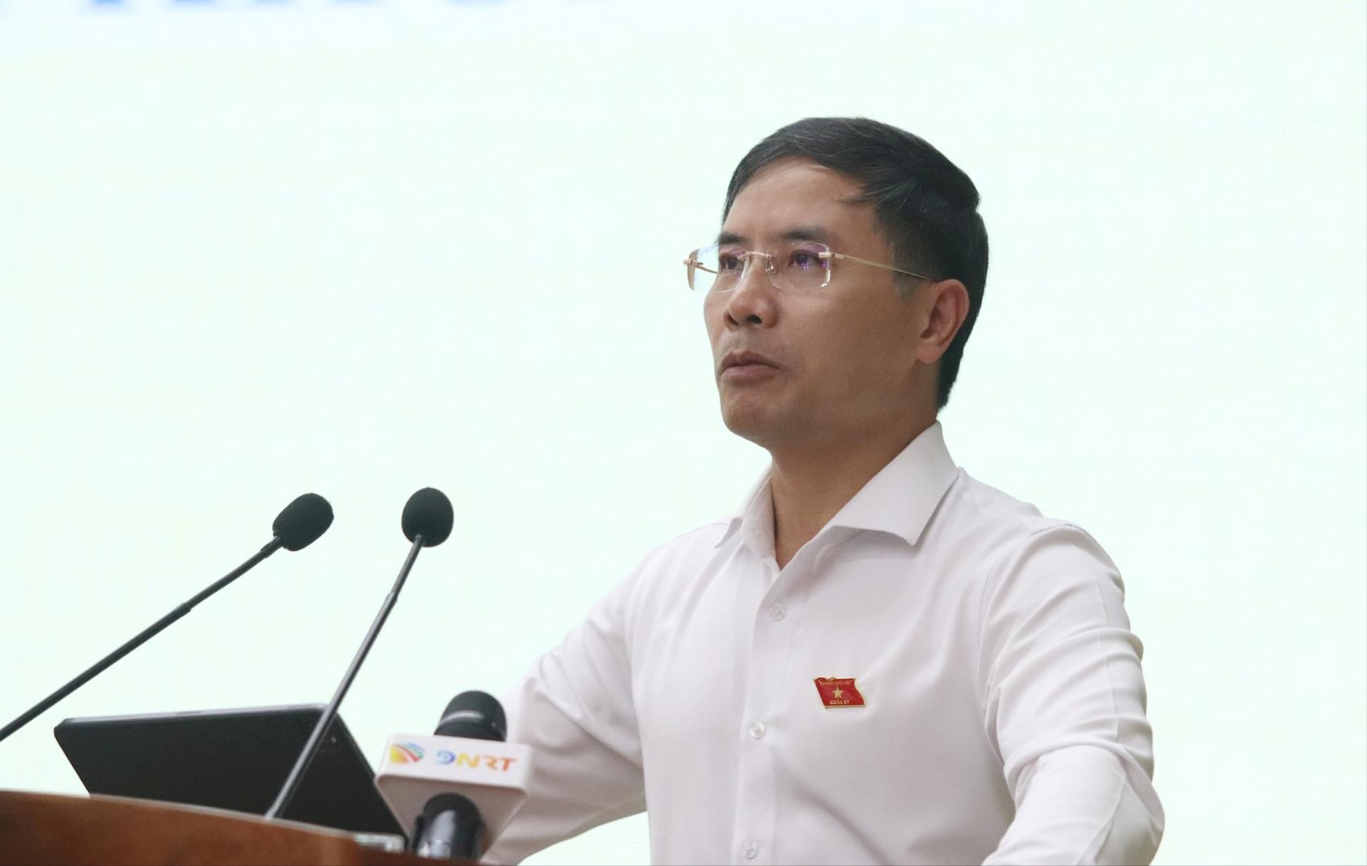Chủ tịch UBND thành phố Phạm Đức Ấn phát biểu tại buổi tiếp xúc. Ảnh: TRỌNG HUY
