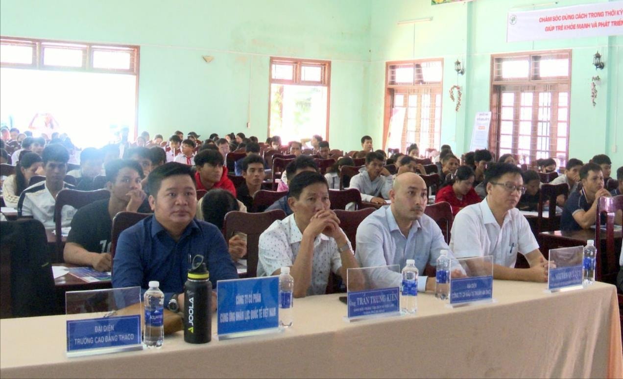 កម្មករជាង 350 នាក់បានចូលរួមក្នុងពិព័រណ៍ការងារដែលរៀបចំដោយនាយកដ្ឋានកិច្ចការផ្ទៃក្នុងនៃទីក្រុង Da Nang ដោយមានការសម្របសម្រួលជាមួយគណៈកម្មាធិការប្រជាជនឃុំ Nam Tra My ។ រូបថត៖ TRUNG LE