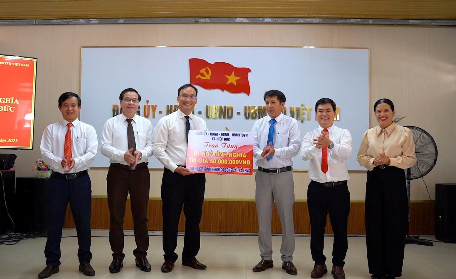xa-hiep-duc-trao-tang-01-nha-tinh-nghia-tri-gia-50-trieu-dong-cho-ho-gia-dinh-nguoi-co-cong-tai-xa-tra-leng(1).jpg