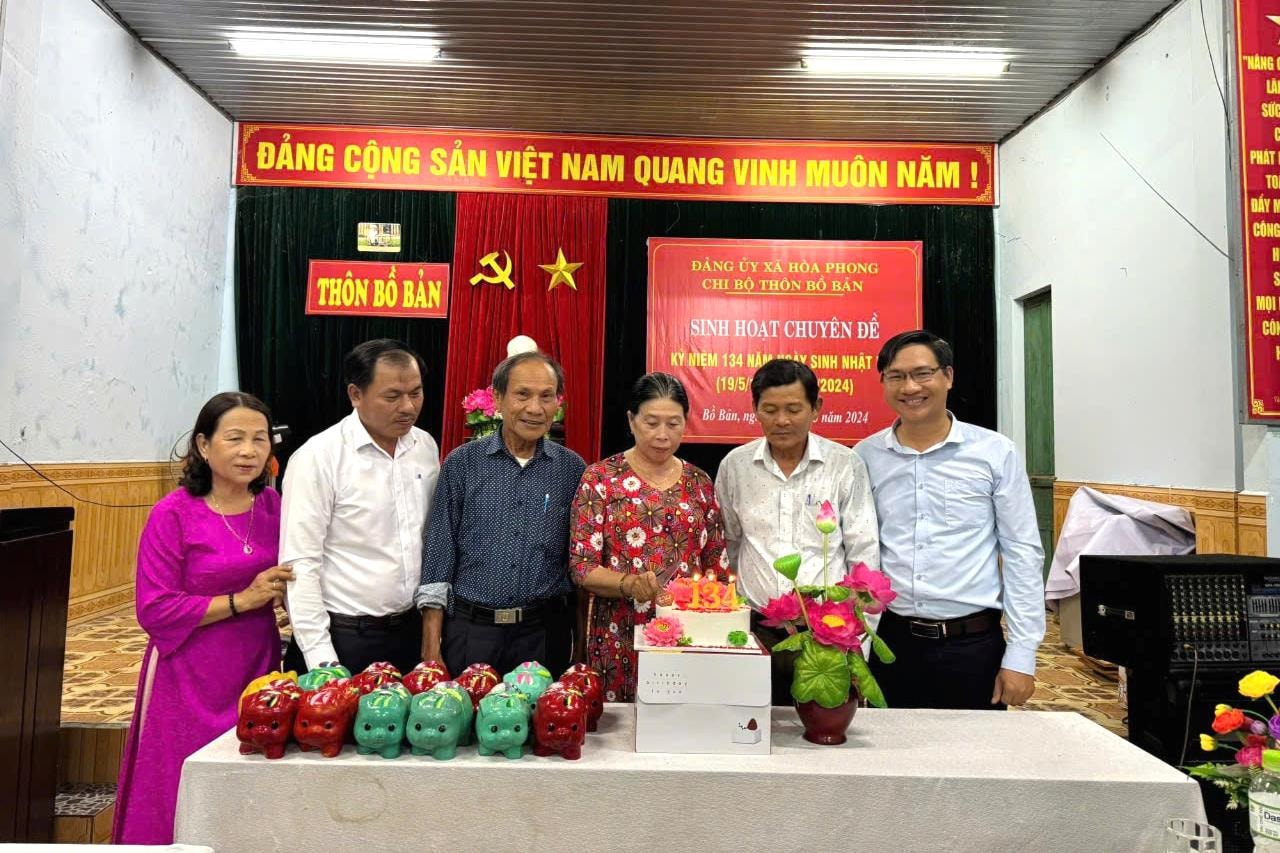 Một buổi sinh hoạt chuyên đề nhân kỷ niệm sinh nhật Bác Hồ được Chi bộ thôn Bồ Bản tổ chức định kỳ hằng năm. Ảnh H.L