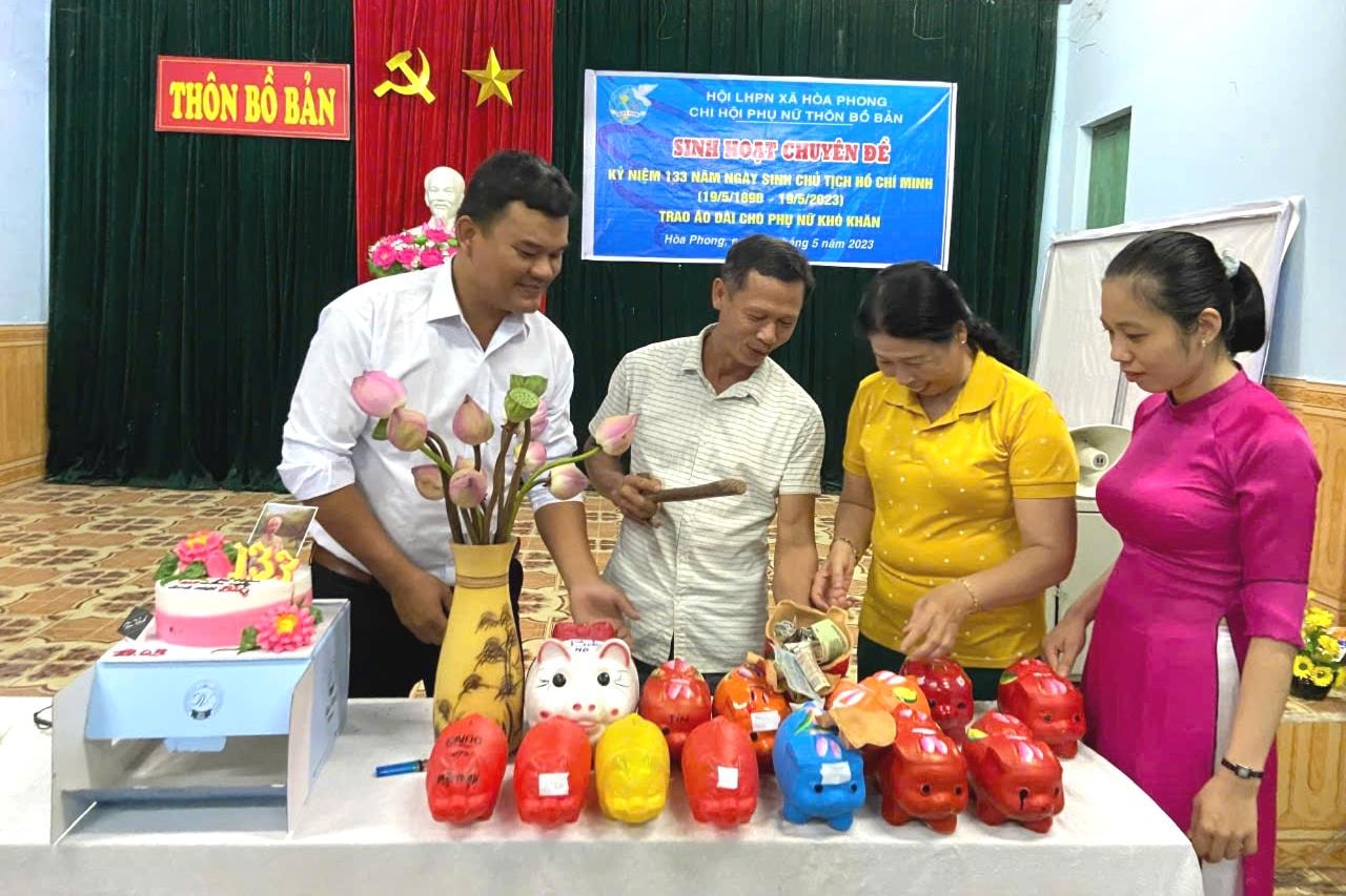 Nuôi heo đất lấy quỹ làm học bổng hỗ trợ học sinh khó khăn là một trong những nhiệm vụ được Chi bộ thôn Bồ Bản triển khai hiệu quả nhiều năm qua. Ảnh H.L