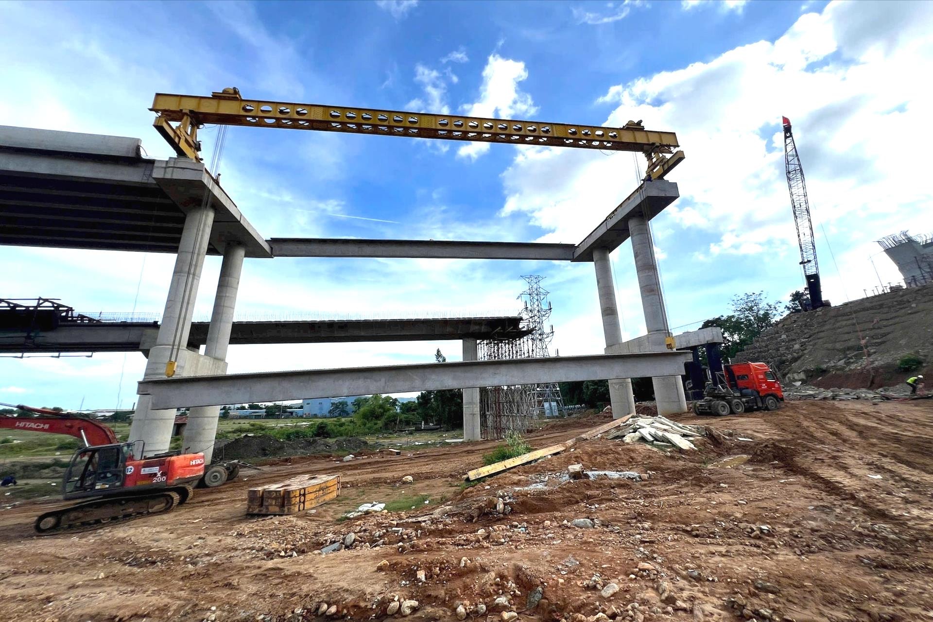 Dự án Đường nối cảng Liên Chiểu đang được triển khai thi công. Ảnh: THÀNH LÂN