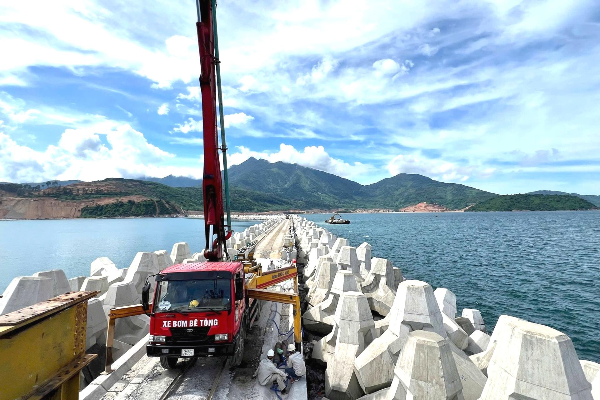 ការសាងសង់គម្រោងកំពង់ផែលៀងចៀវ - shared infrastructure part. រូបថត៖ THANH LAN