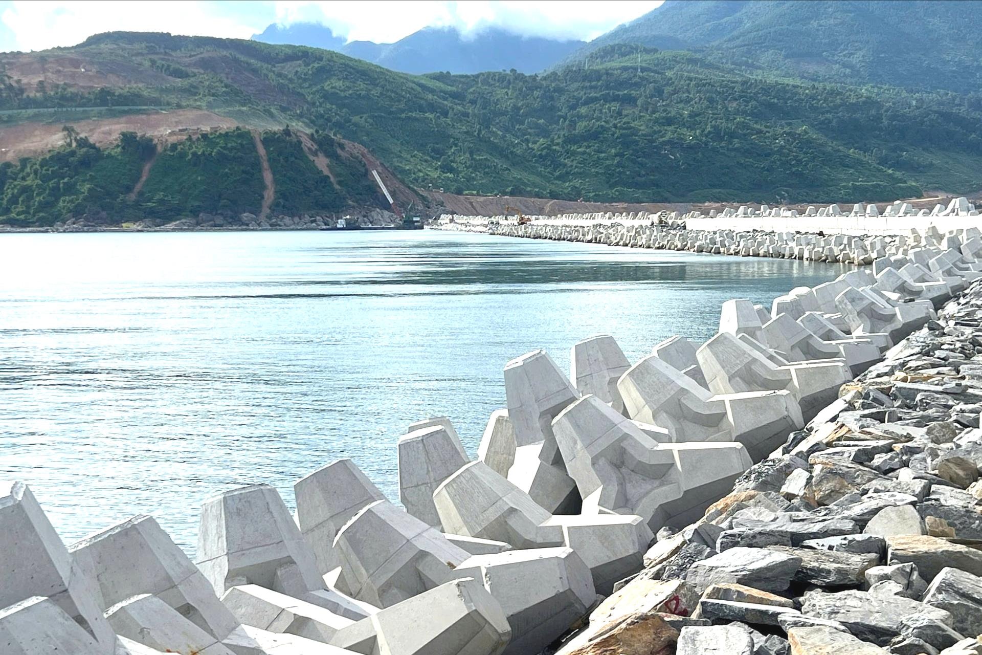 ការ​សាង​សង់​ទំនប់​ទឹក និង​ទំនប់​ទឹក​កំពុង​ត្រូវ​បាន​ពន្លឿន។ រូបថត៖ THANH LAN