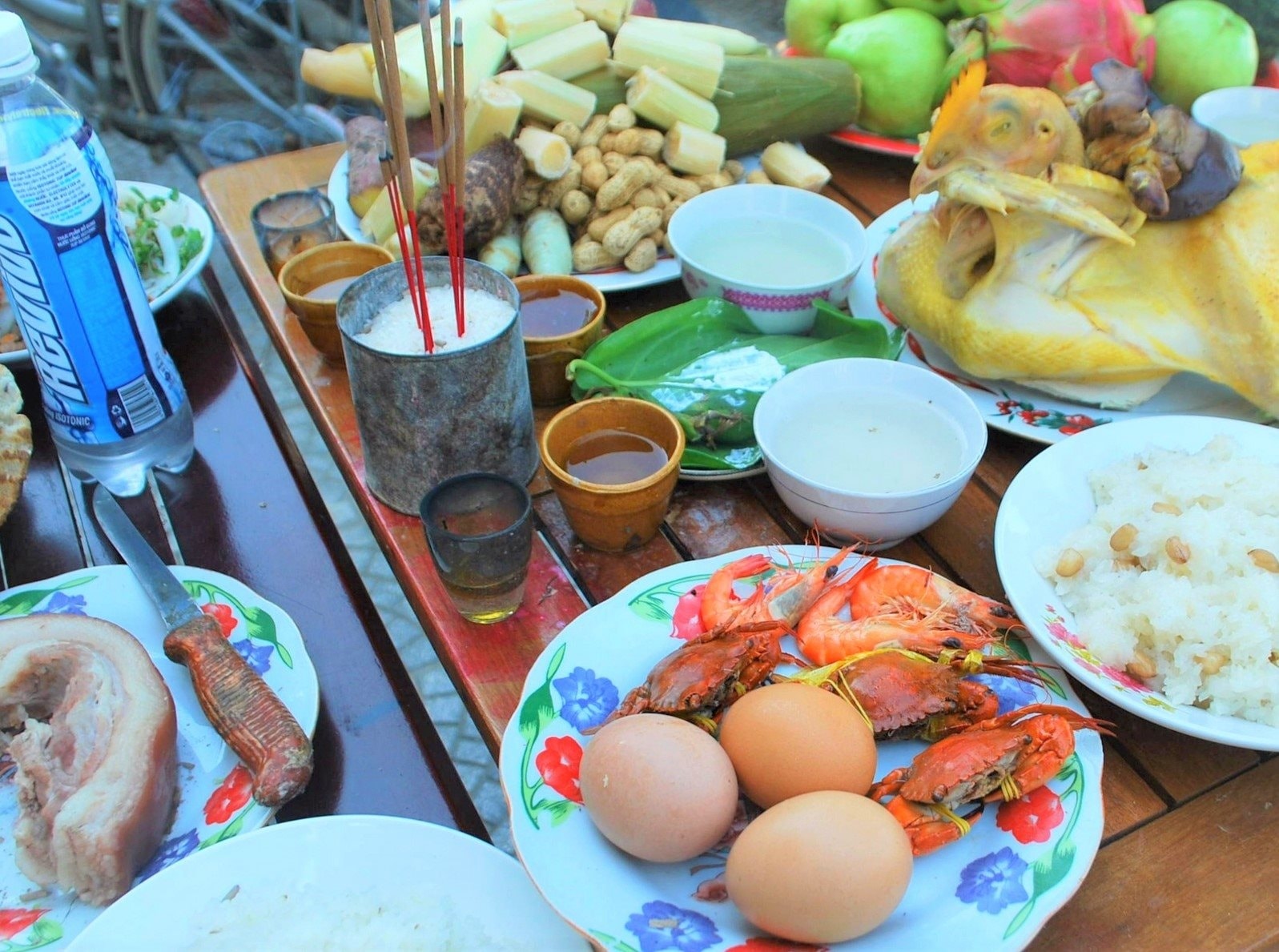 Mâm cúng tá thổ ở xứ Quảng. Ảnh: V.T
