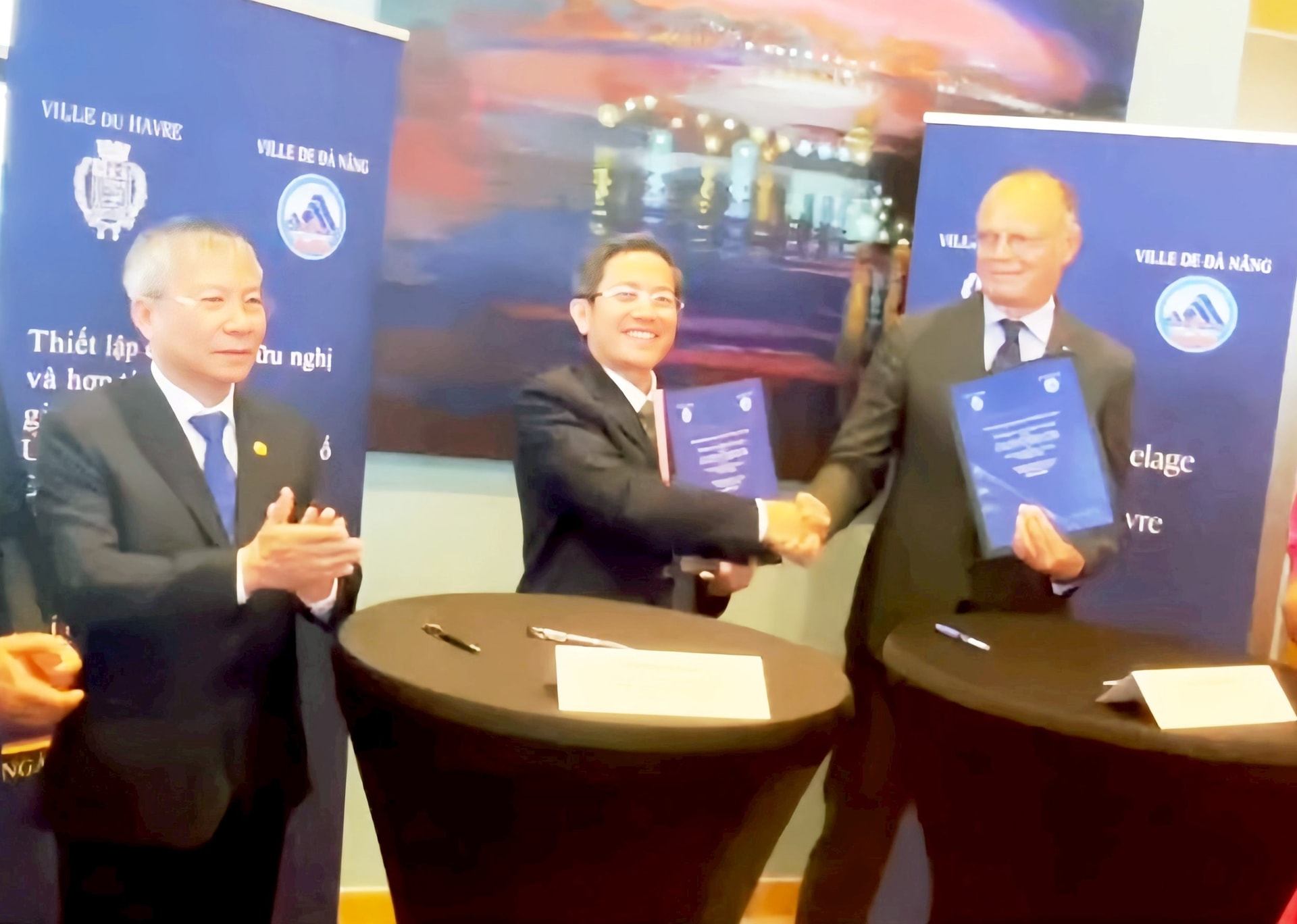 2 Trao bien ban hop tac huu nghi