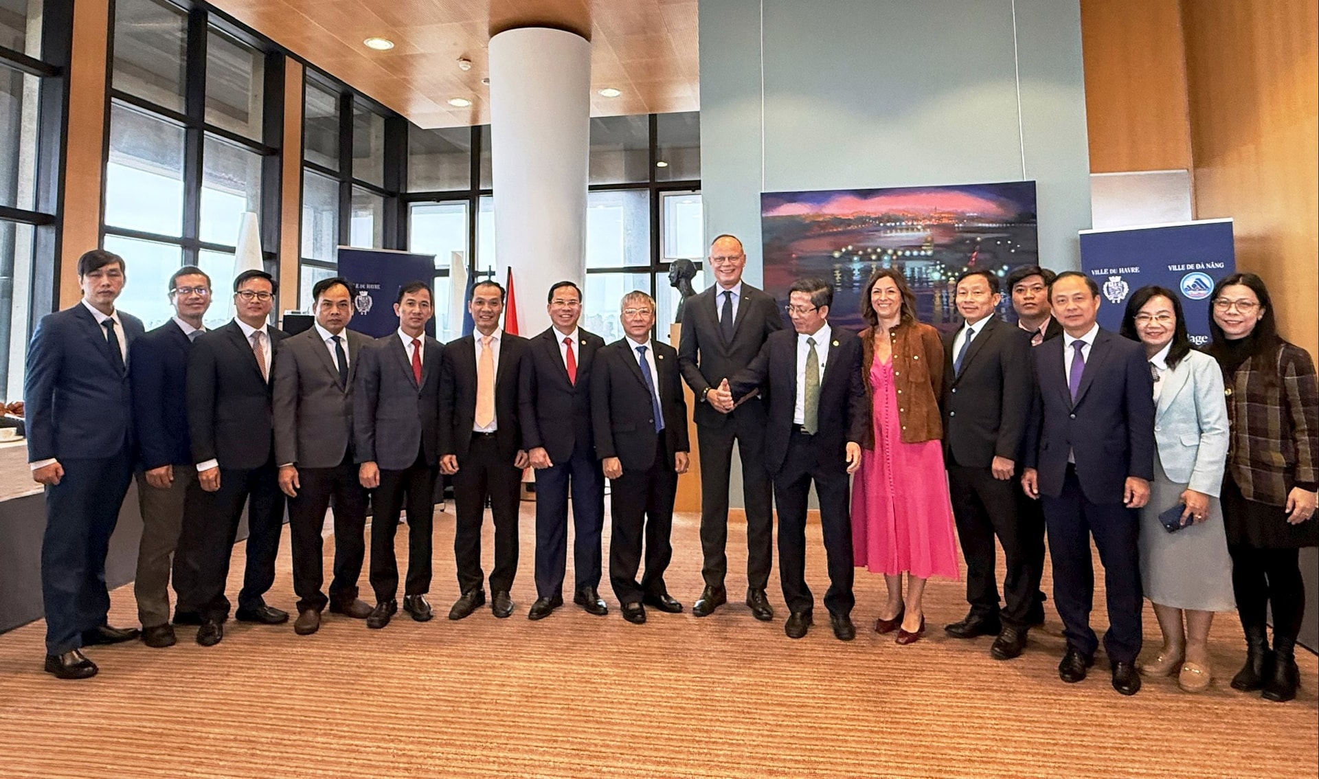 6 Đoàn chụp ảnh với thị trưởng và phó thị trưởng tp Le Havre