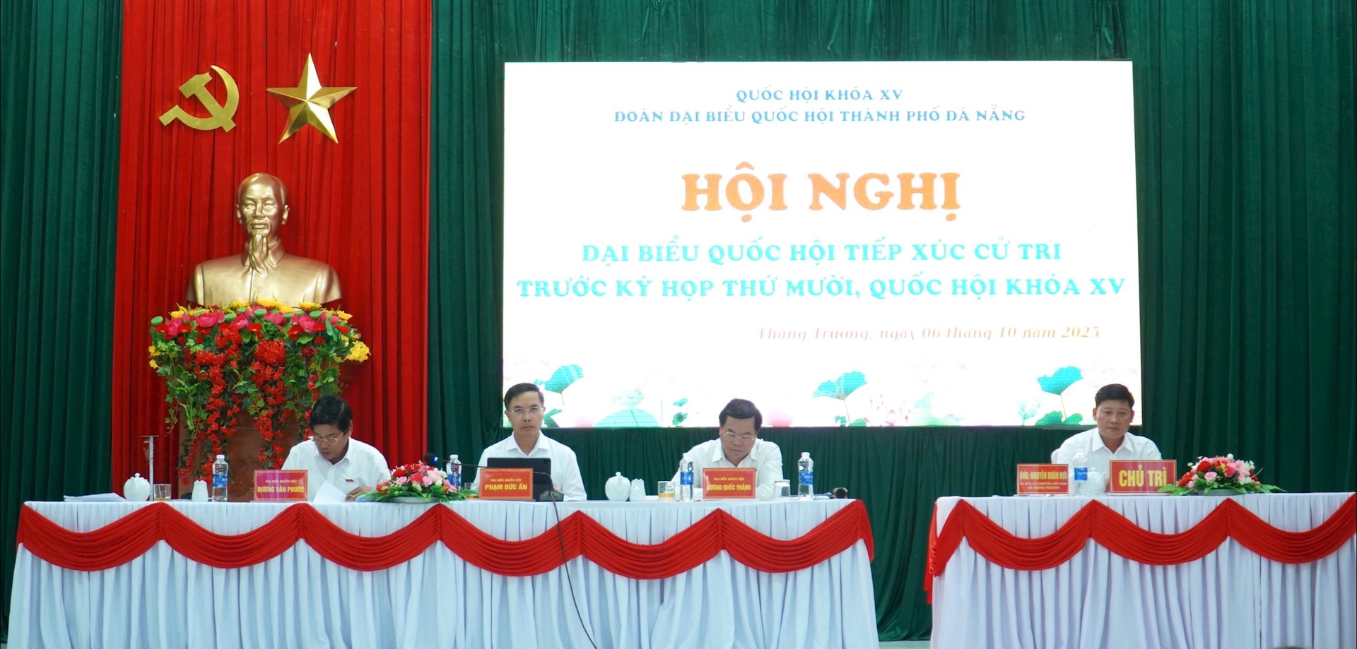 Đoàn đại biểu Quốc hội thành phố Đà Nẵng tiếp xúc cử tri xã Thăng Trường.Ảnh: VĂN TOÀN