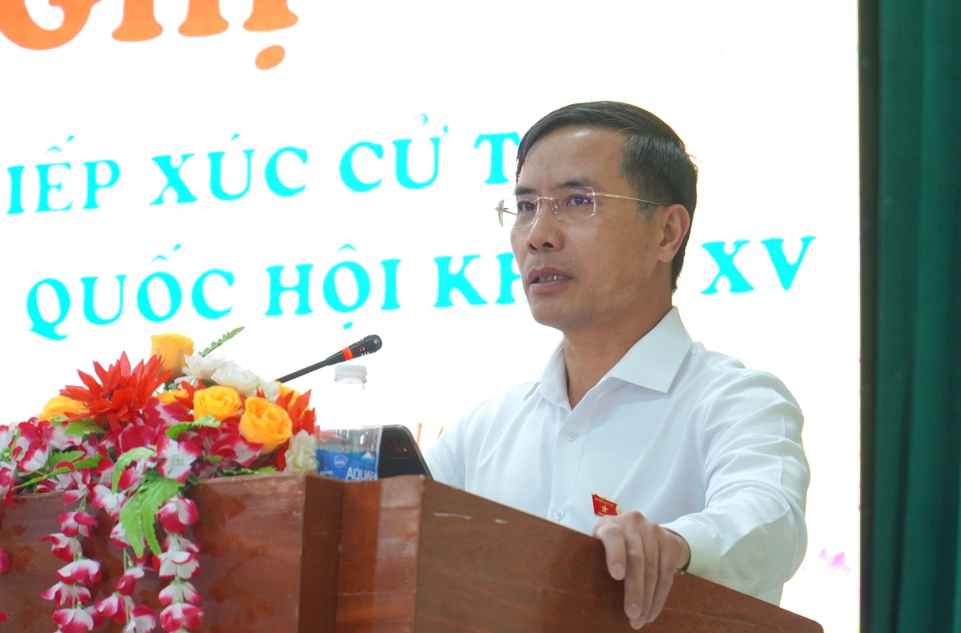 Chủ tịch UBND thành phố Phạm Đức Ấn phát biểu tại buổi tiếp xúc cử tri xã Thăng Trường. Ảnh: VĂN TOÀN