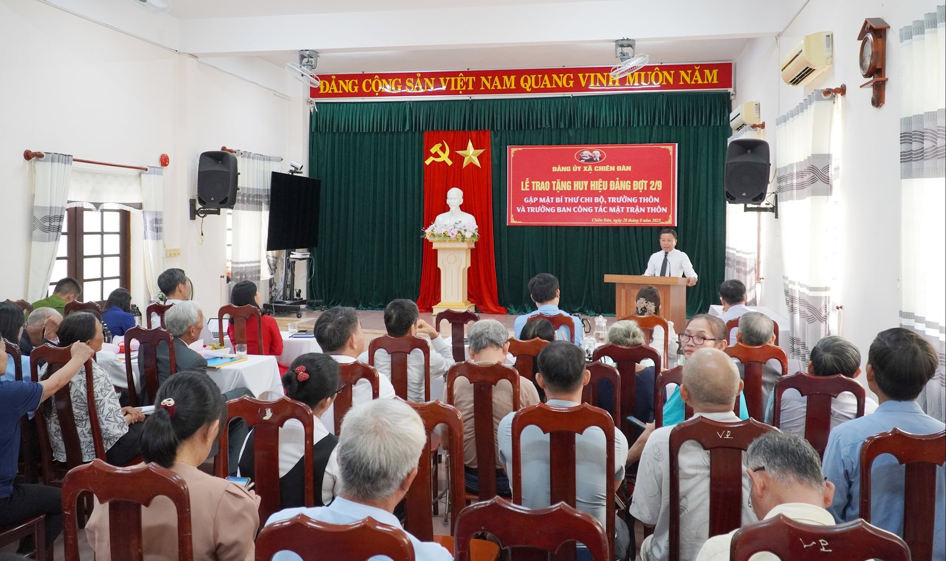anh gap mat can bo thon